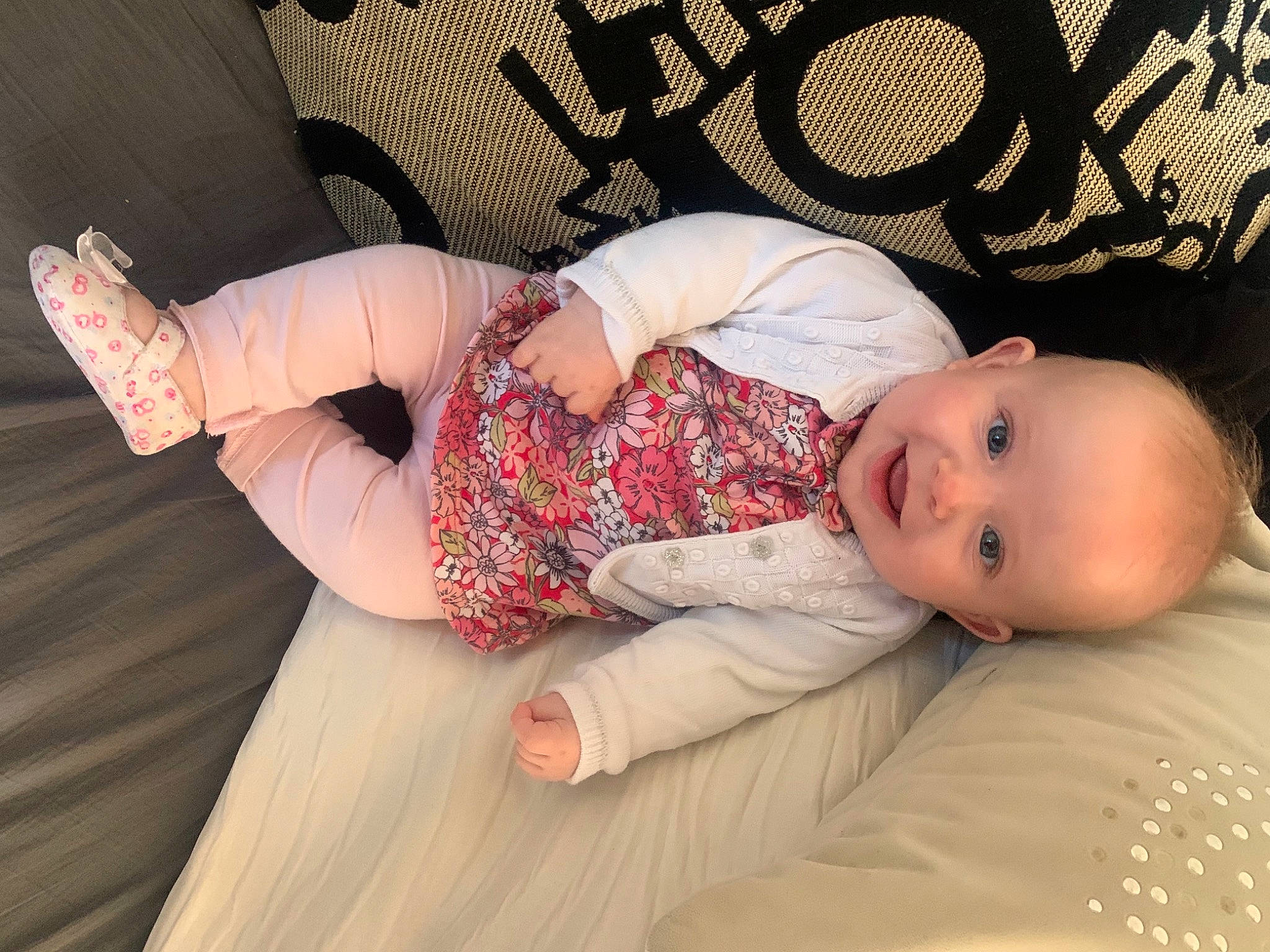 Giuliana participe au concours pour gagner de l'argent avec cette photo : arm, baby, baby_toddler_clothing, comfort, eye, facial_expression, finger, flash_photography, fun, happy, head, human_body, knee, leg, mouth, people, person, skin, sleeve, textile
