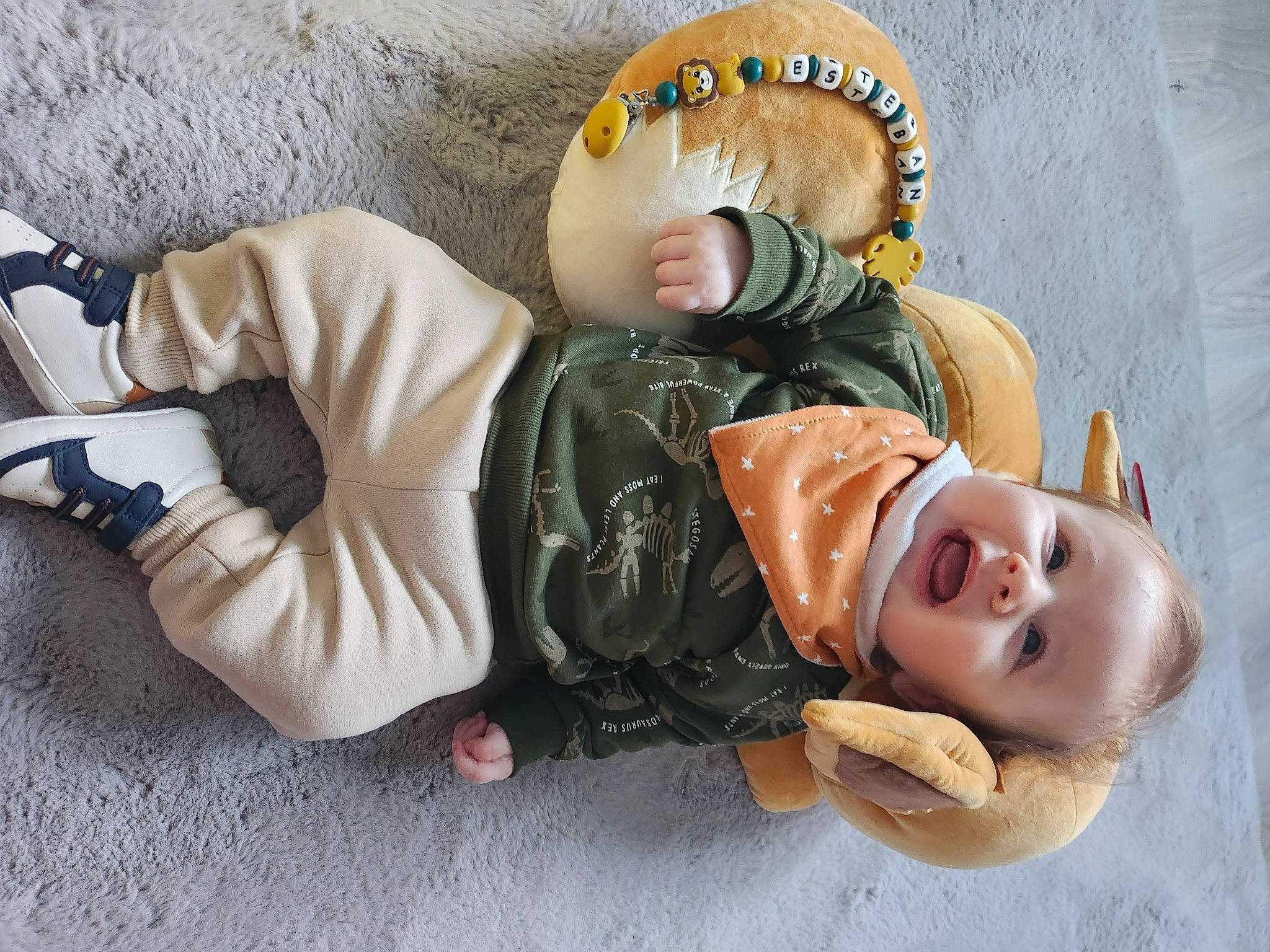 Esteban a rejoint le concours — aidez-le/la à gagner de superbes lots ! baby, baby_toddler_clothing, child, doll, fashion_accessory, fun, fur, happy, hat, headgear, person, sitting, smile, toddler, toy, wood