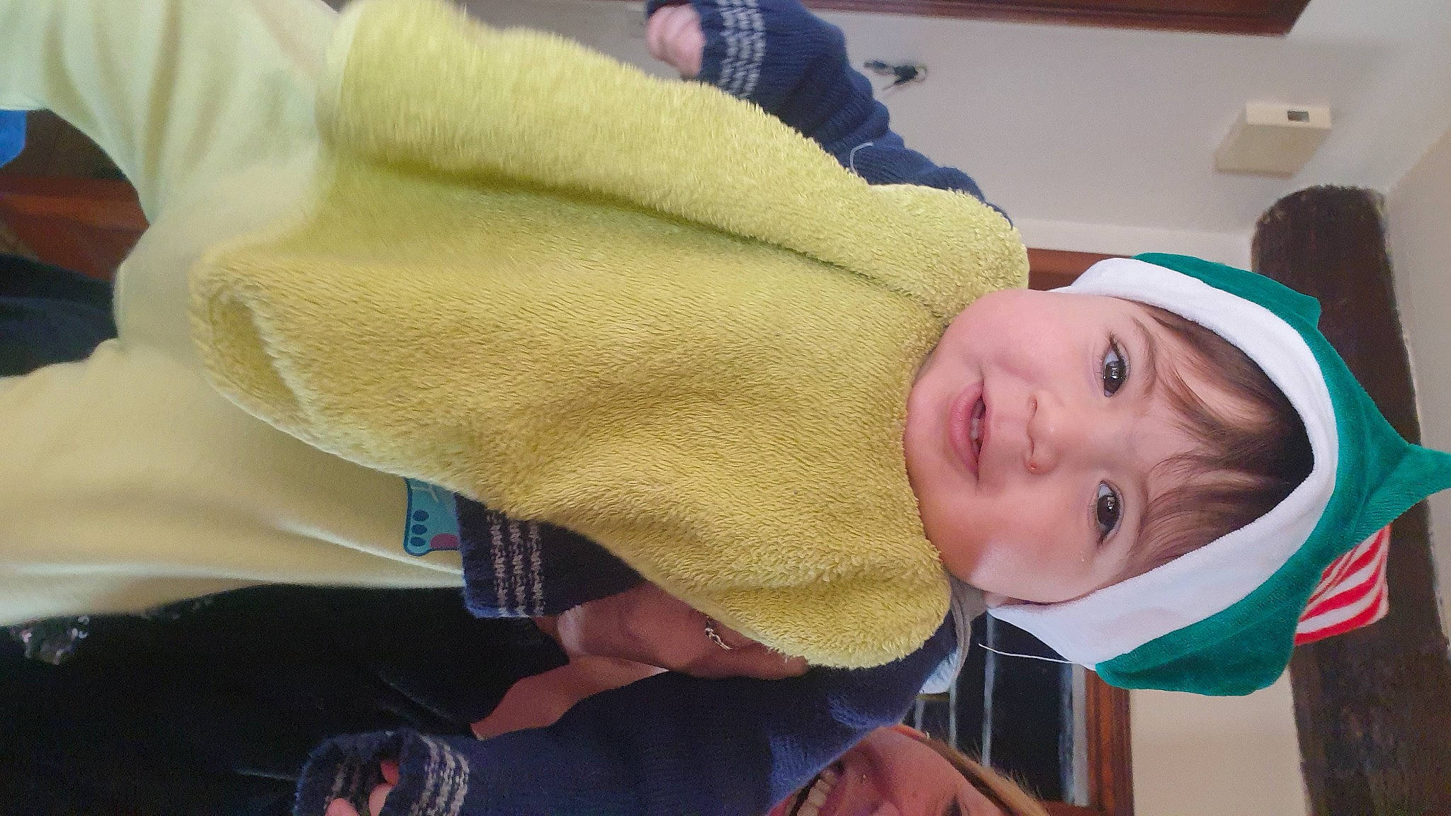 Amine a rejoint le concours — aidez-le/la à gagner de superbes lots ! baby, baby_toddler_clothing, child, comfort, elbow, fun, gesture, happy, hat, headwear, nose, person, room, sitting, skin, smile, thumb, toddler, wool, wrist