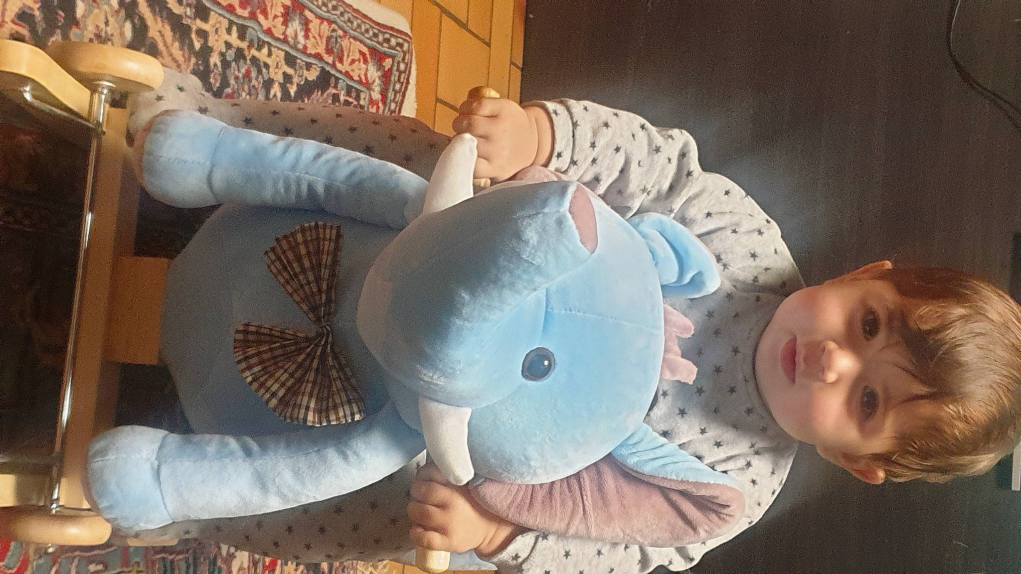 Amine participe au concours pour gagner de l'argent avec cette photo : animation, child, eye, fashion_accessory, fish, hat, jaw, machine, medical_glove, paper, party_supply, person, personal_protective_equipment, room, smile, space, t_shirt, textile