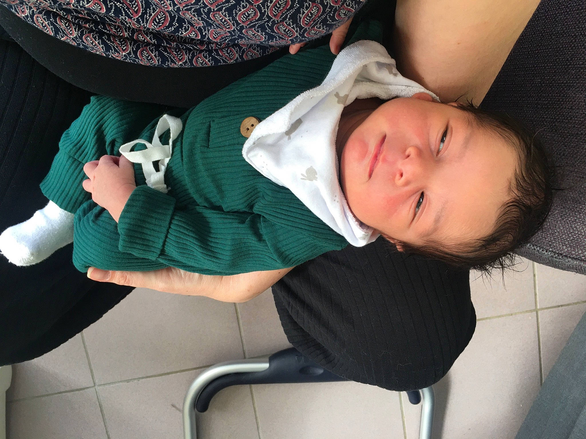 Milann a rejoint le concours — aidez-le/la à gagner de superbes lots ! baby, baby_carriage, baby_products, baby_toddler_clothing, comfort, finger, fun, headgear, human_body, human_leg, knee, lap, leg, mouth, person, sitting, sleeve, sock, thigh, toddler