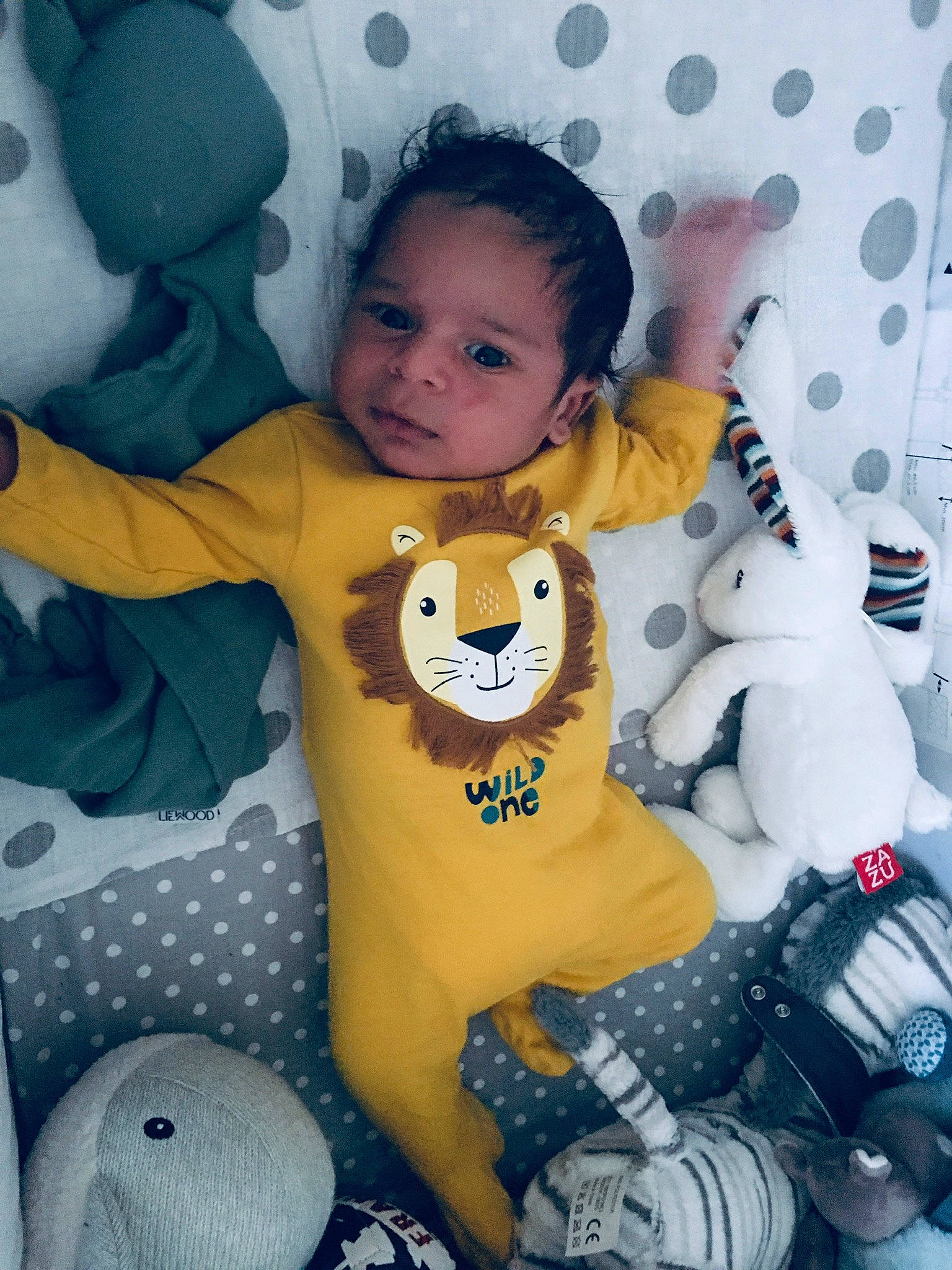 Milann participe au concours pour gagner de l'argent avec cette photo : arm, blue, cheek, eye, face, fun, hand, happy, head, mammal, mouth, nose, organ, person, photograph, product, sleeve, textile, vertebrate, white