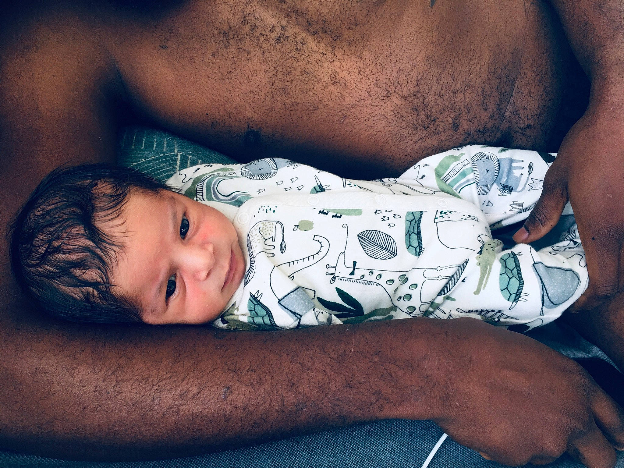 Milann participe au concours pour gagner de l'argent avec cette photo : arm, blue, chin, cloud, comfort, eye, face, facial_expression, flash_photography, gesture, hair, hairstyle, happy, head, human_body, mouth, muscle, neck, person, shoulder