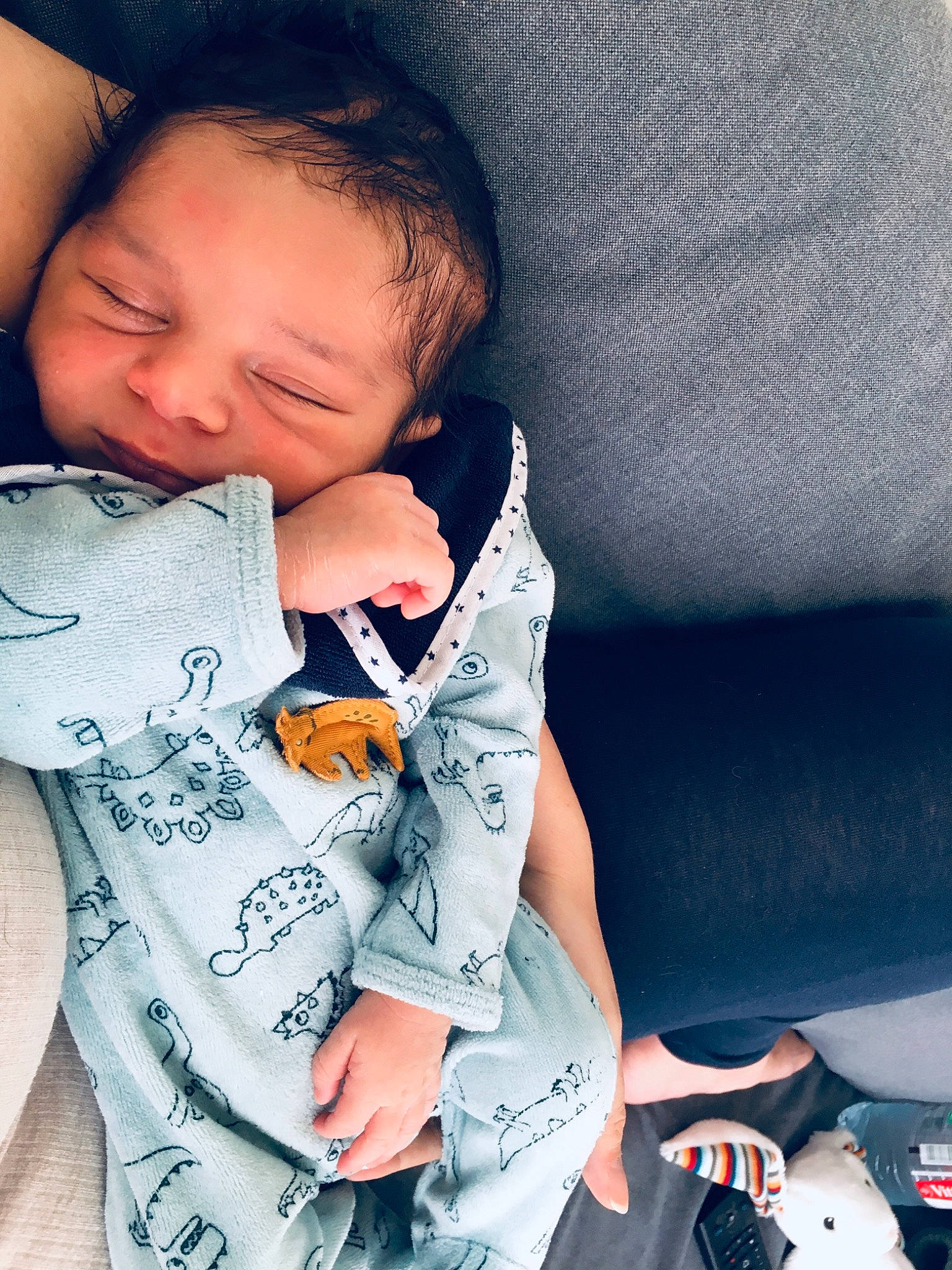 Milann participe au concours pour gagner de l'argent avec cette photo : baby, baby_sleeping, baby_toddler_clothing, black_hair, cheek, chin, comfort, cool, elbow, face, finger, happy, mouth, neck, nose, person, skin, sleeve, t_shirt, toddler