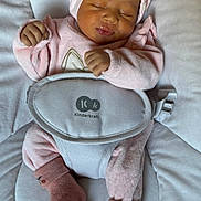 Alya a rejoint le concours — aidez-le/la à gagner de superbes lots ! baby, infant, newborn, sleeping, pink_clothing, headwrap, bow, socks, onesie, bouncer_seat, harness, blanket, cushion, cute, peaceful, portrait, closeup, hand, feet, lips