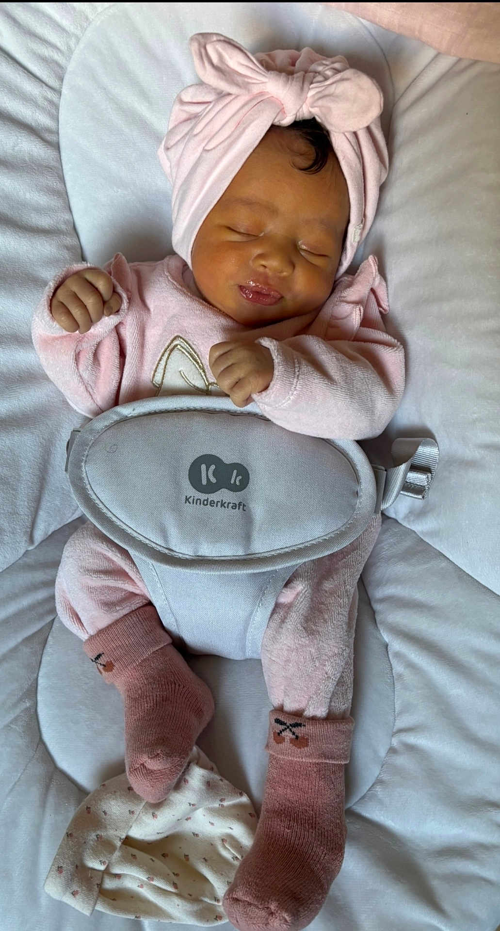 Alya a rejoint le concours — aidez-le/la à gagner de superbes lots ! baby, infant, newborn, sleeping, pink_clothing, headwrap, bow, socks, onesie, bouncer_seat, harness, blanket, cushion, cute, peaceful, portrait, closeup, hand, feet, lips