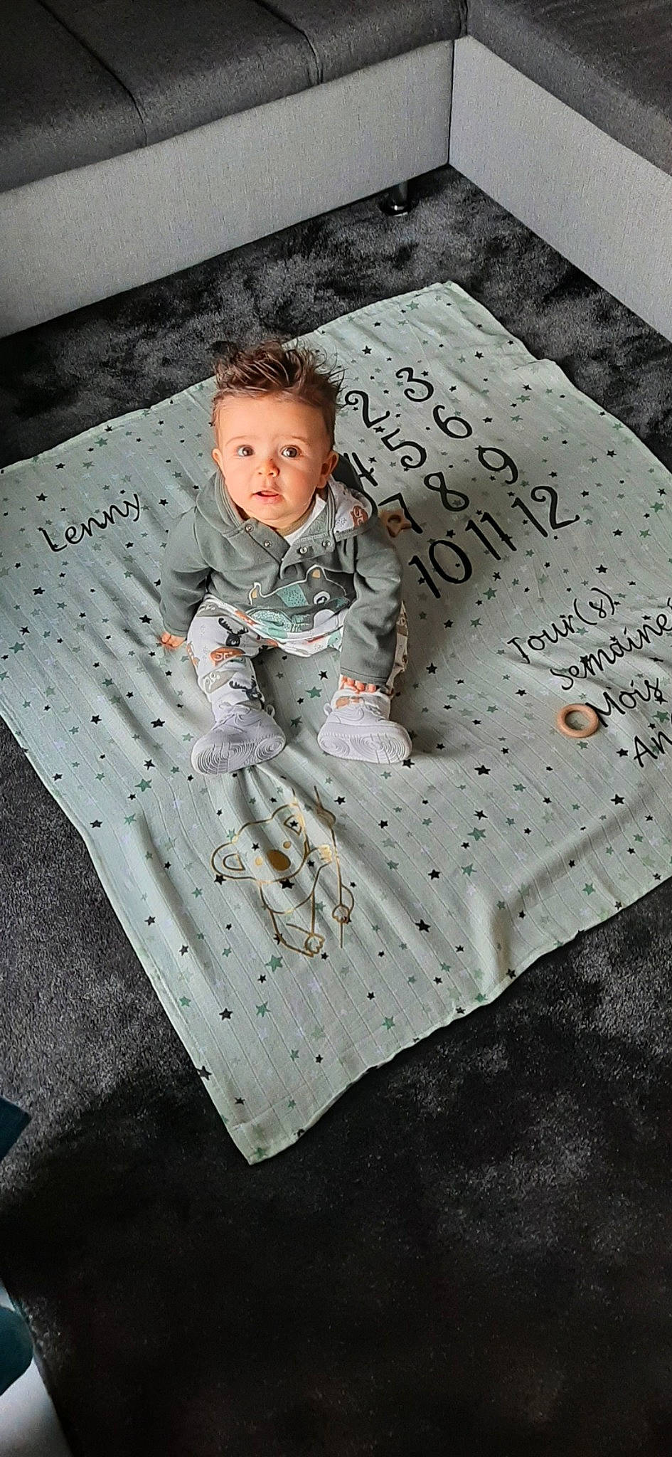 Lenny participe au concours pour gagner de l'argent avec cette photo : baby, carmine, child, flash_photography, flooring, font, grass, grey, head, linens, military_camouflage, military_person, military_uniform, paper, paper_product, pattern, person, sitting, sleeve, suit