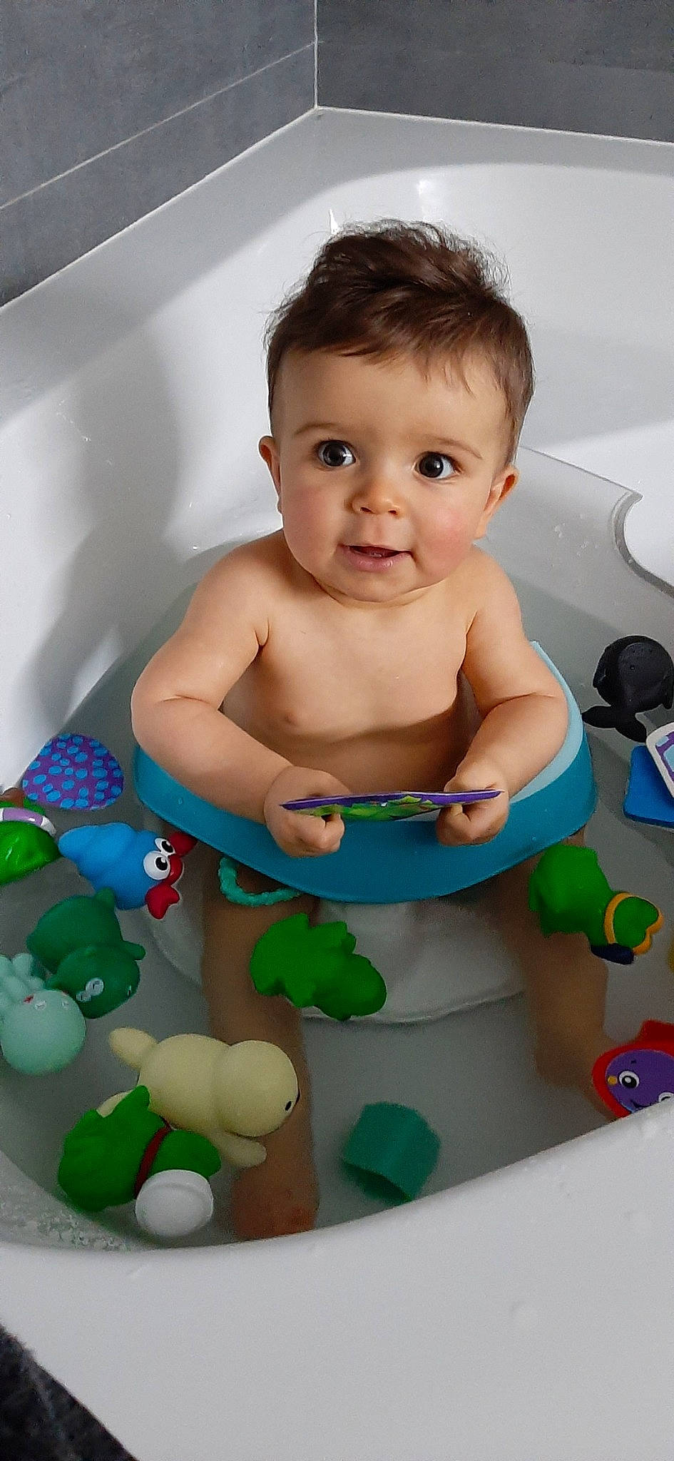 Lenny a rejoint le concours — aidez-le/la à gagner de superbes lots ! arm, baby, baby_bathing, baby_playing_with_toys, baby_products, baby_toddler_clothing, baby_toys, bathing, cheek, chest, child, finger, fun, happy, person, skin, smile, thumb, toddler, toy