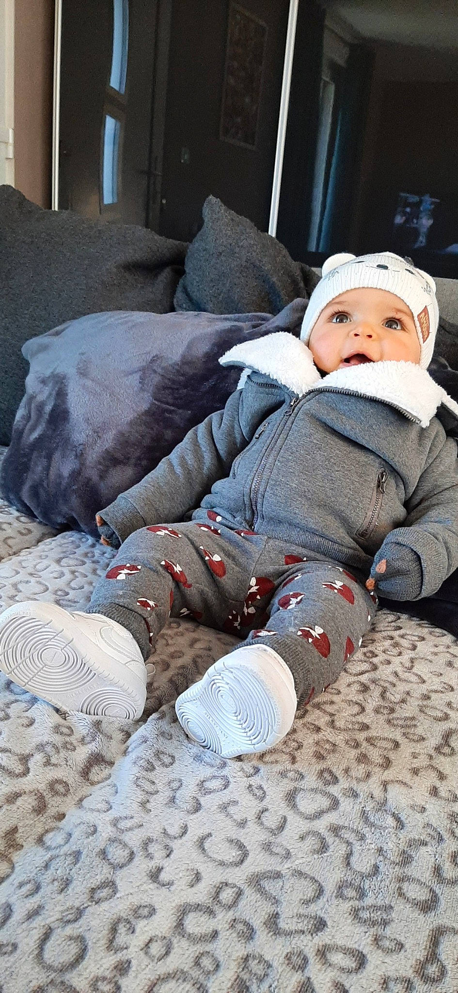 Lenny participe au concours pour gagner de l'argent avec cette photo : baby, baby_toddler_clothing, cap, carmine, child, comfort, flooring, foot, fun, fur, grass, headwear, human_leg, knee, lap, leg, pattern, person, sitting, sock