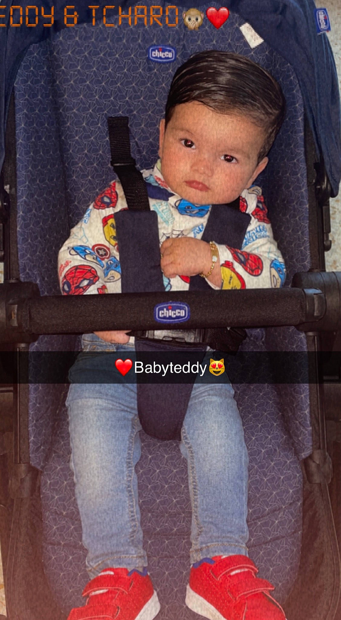 Teddy a rejoint le concours — aidez-le/la à gagner de superbes lots ! baby, baby_carriage, baby_products, baby_toddler_clothing, carmine, chair, child, comfort, electric_blue, face, fun, human_leg, jeans, lap, person, sitting, skin, sock, thigh, toddler