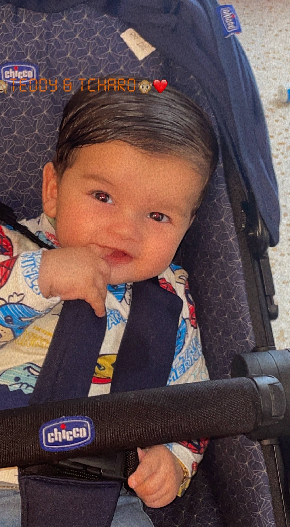 Teddy a rejoint le concours — aidez-le/la à gagner de superbes lots ! baby_products, cheek, child, chin, cool, electric_blue, fashion_accessory, formal_wear, fun, happy, iris, person, sitting, tie, toddler, tradition, travel