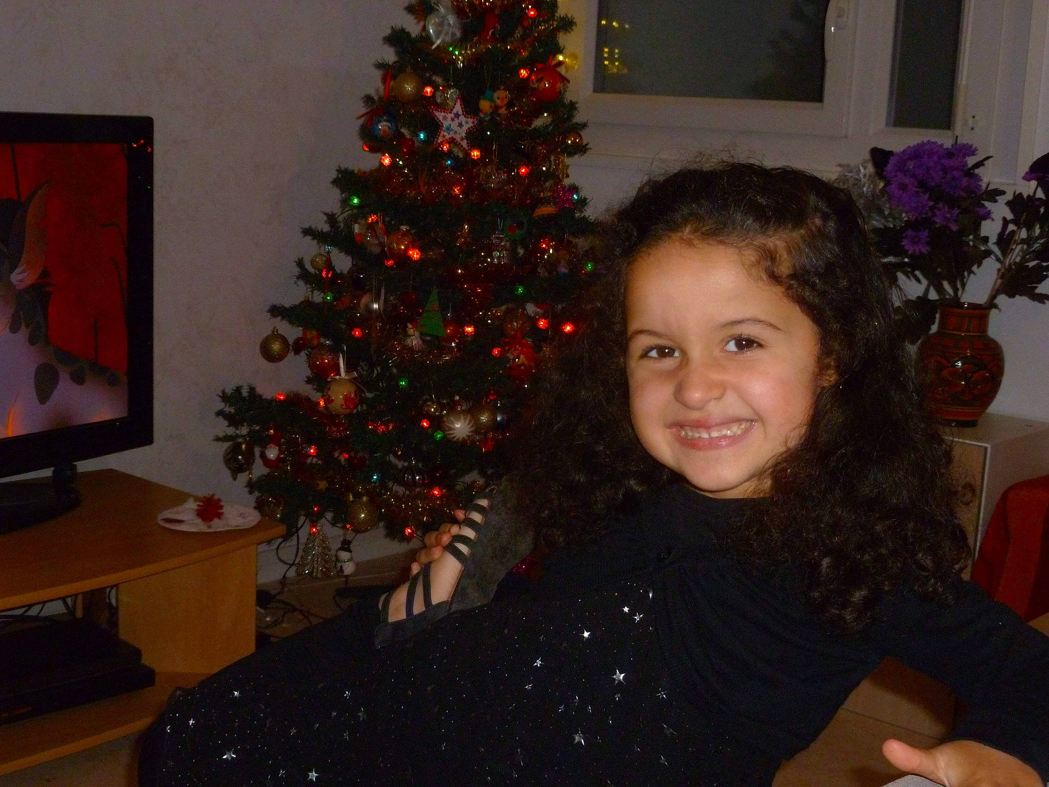 Yuna a rejoint le concours — aidez-le/la à gagner de superbes lots ! christmas, christmas_decoration, christmas_eve, christmas_lights, christmas_ornament, christmas_tree, conifer, event, fir, holiday, holiday_ornament, home, interior_design, joy, person, pine, pine_family, plant, room, smile