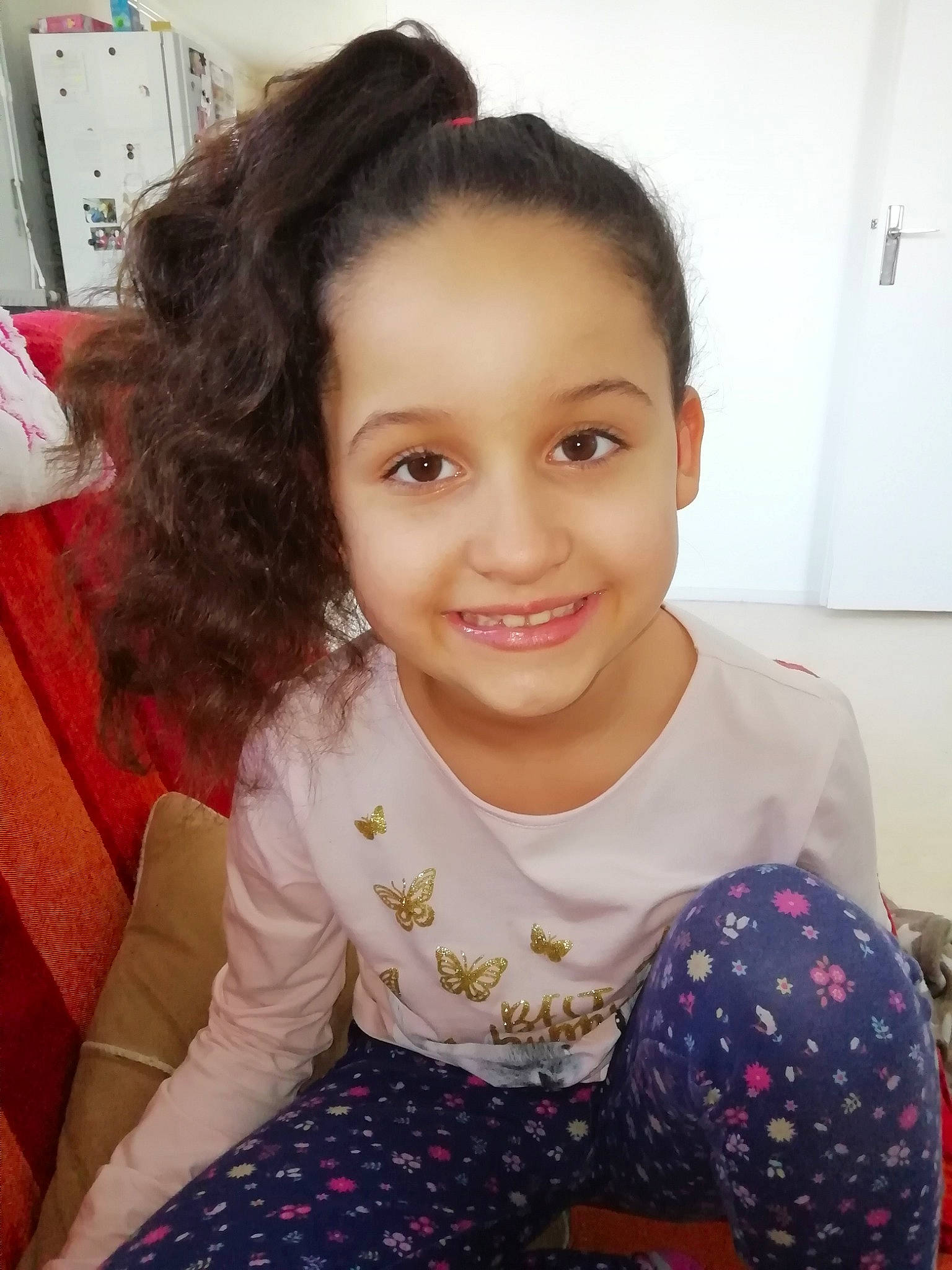 Yuna participe au concours pour gagner de l'argent avec cette photo : black_hair, brown_hair, child, face, hair, hairstyle, head, joy, long_hair, person, smile, toddler