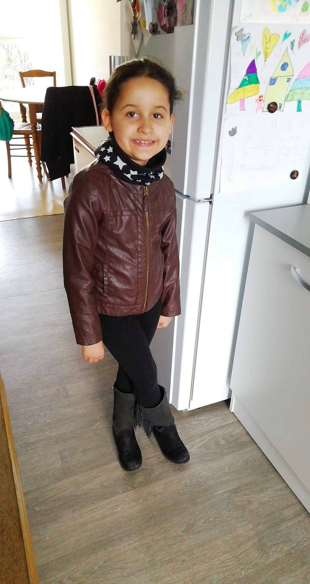 Yuna a rejoint le concours — aidez-le/la à gagner de superbes lots ! boot, child, clothing, costume, footwear, jacket, joint, joy, knee, leg, leggings, outerwear, person, riding_boot, shoe, smile, standing, tights, toddler