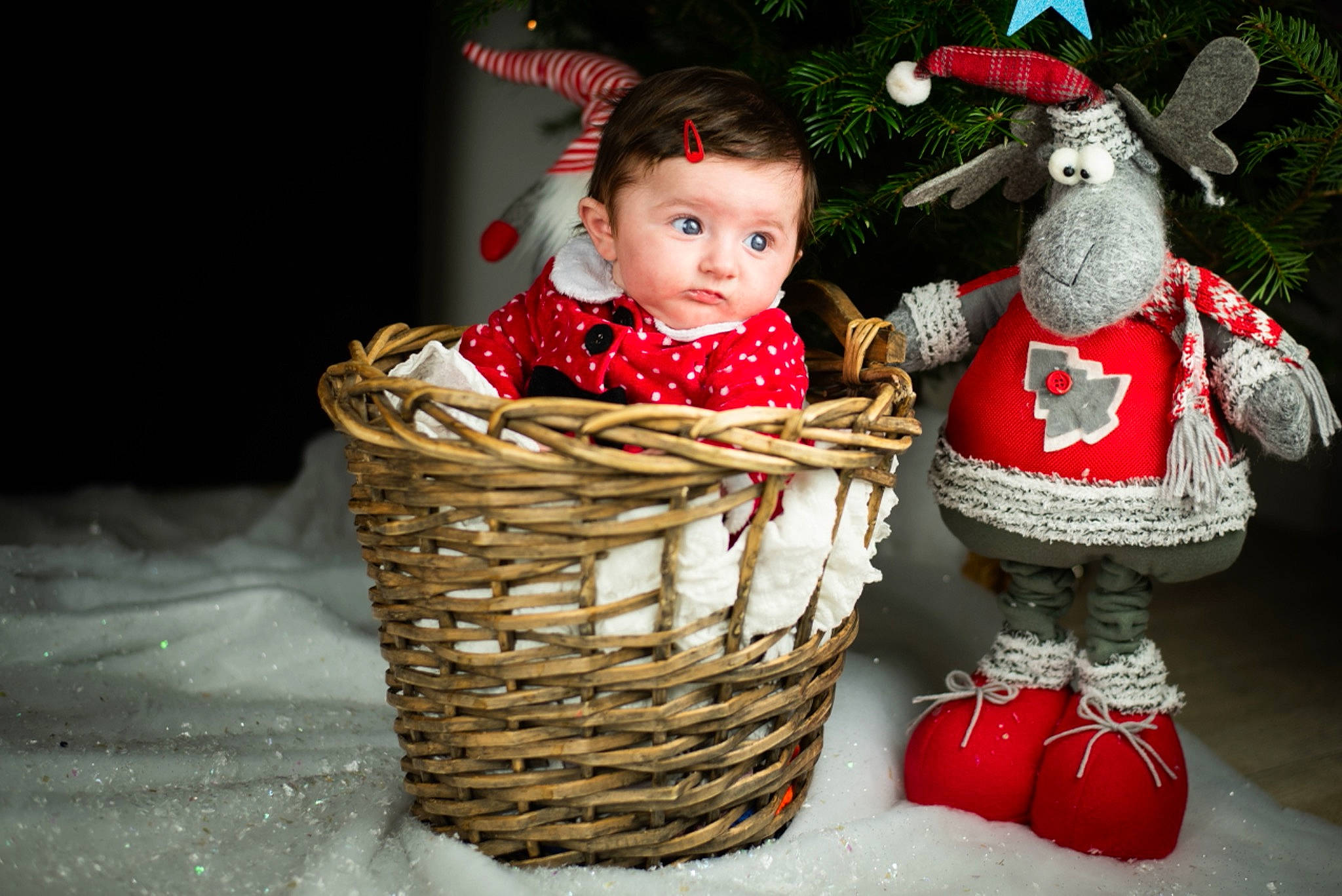 éloïse participe au concours pour gagner de l'argent avec cette photo : baby, baby_toddler_clothing, baby_toys, basket, costume_accessory, costume_hat, doll, fictional_character, home_accessories, person, picnic_basket, plush, storage_basket, stuffed_toy, toy, wicker
