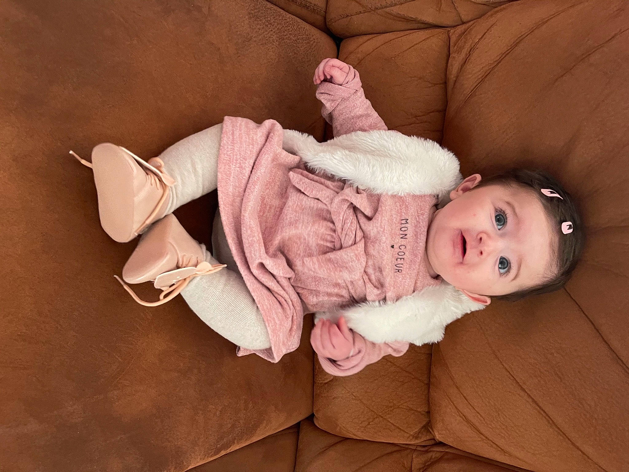 Eloïse participe au concours pour gagner de l'argent avec cette photo : baby, baby_toddler_clothing, cheek, child, comfort, couch, eye, human, living_room, mouth, nose, peach, person, photo_shoot, pink, portrait_photography, skin, toddler