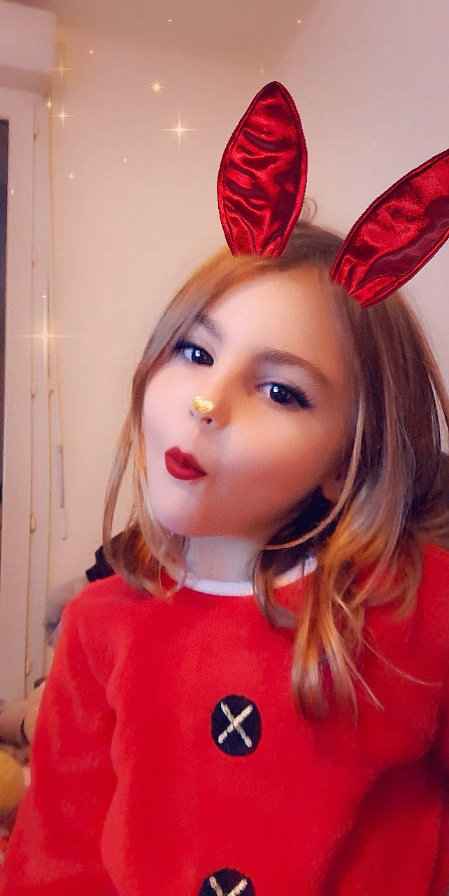 Tessa participe au concours pour gagner de l'argent avec cette photo : blond, chin, clothing, costume, costume_hat, ear, event, eye, eyelash, fawn, fun, happy, headgear, human_body, lip, party_supply, person, pink, red, white