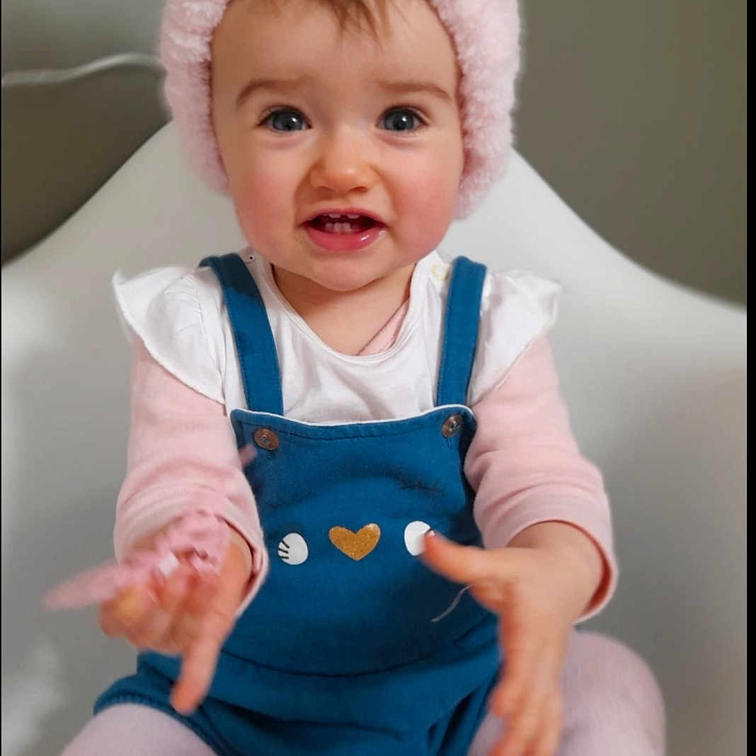 Joy a rejoint le concours — aidez-le/la à gagner de superbes lots ! baby, babylaughing, bodypart, bonnet, cap, clothing, costume, face, finger, hand, happy, hat, head, jeans, pants, person, photography, portrait, sitting, smile