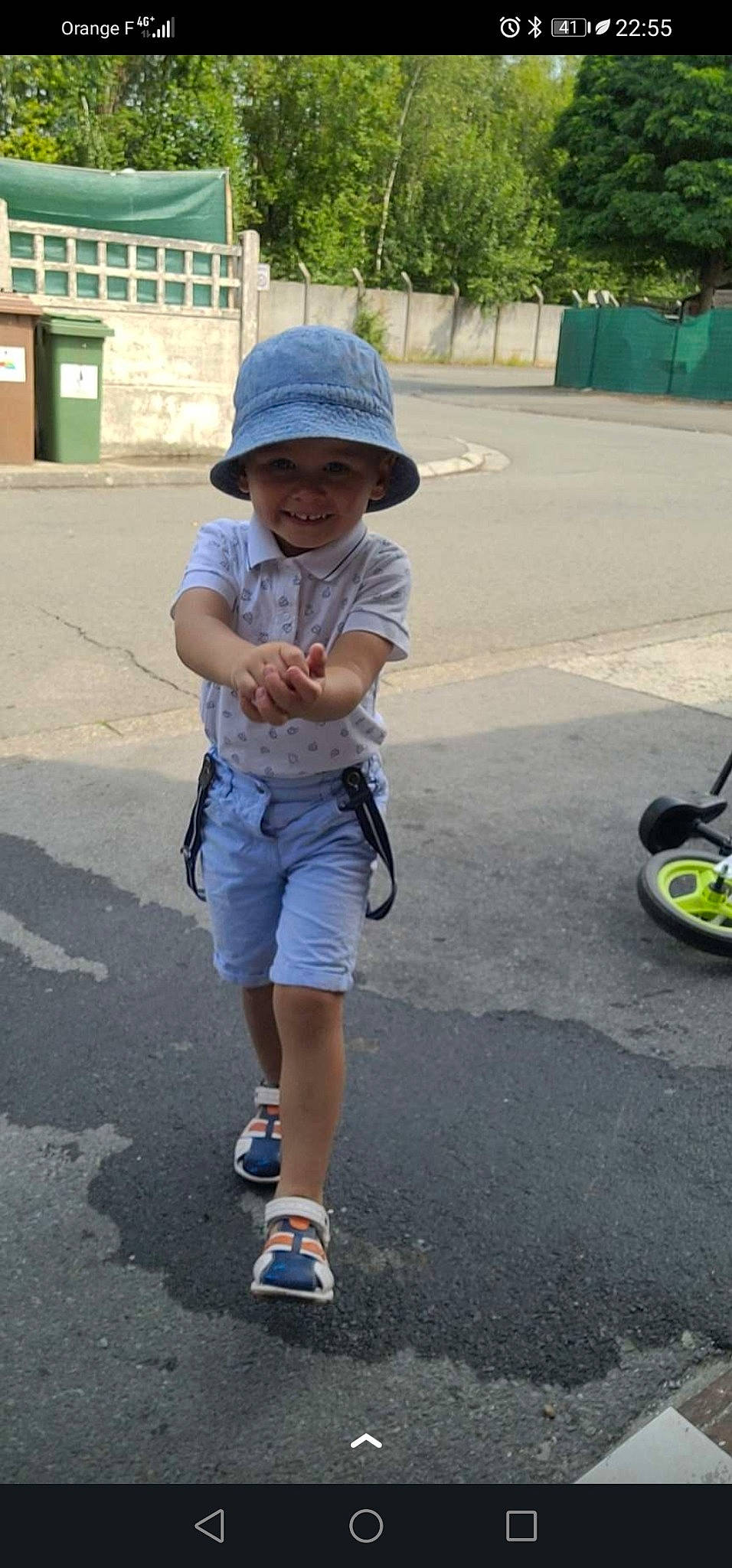 Elliam a rejoint le concours — aidez-le/la à gagner de superbes lots ! asphalt, cap, electric_blue, eyewear, footwear, green, hat, headgear, headwear, joy, leisure, person, recreation, road, road_surface, shorts, sleeve, smile, sneakers, street_fashion