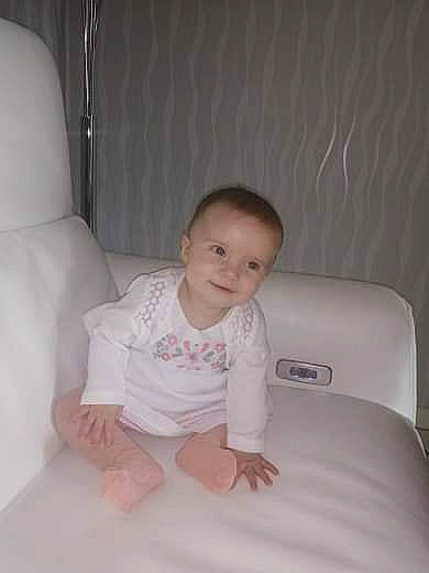 Elena a rejoint le concours — aidez-le/la à gagner de superbes lots ! baby, child, comfort, furniture, leg, person, pink, room, sitting, skin, smile, toddler, vacation