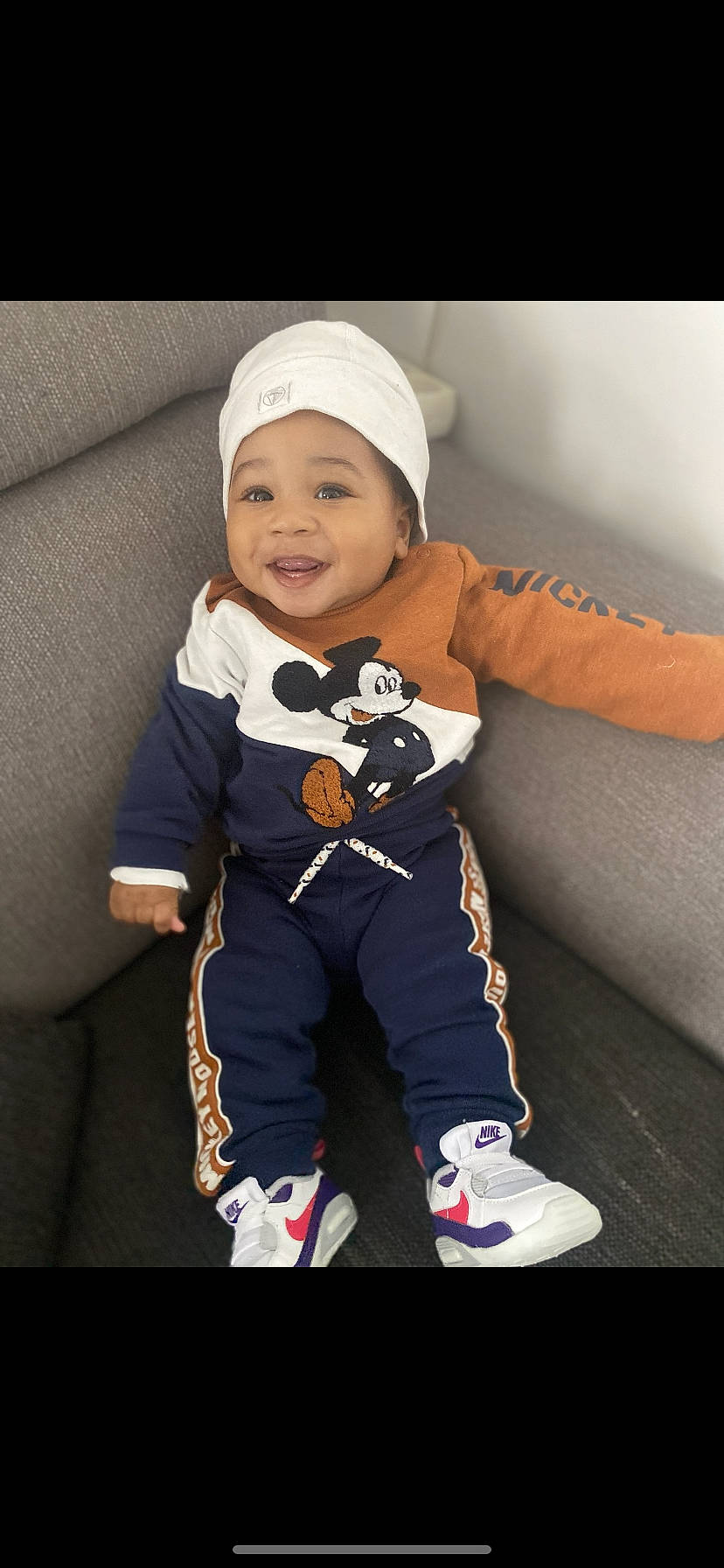 Sohan a rejoint le concours — aidez-le/la à gagner de superbes lots ! baby, baby_products, baby_safety, baby_toddler_clothing, cap, child, comfort, face, fun, happy, headwear, linens, outerwear, person, personal_protective_equipment, sitting, sleeve, smile, sportswear, t_shirt