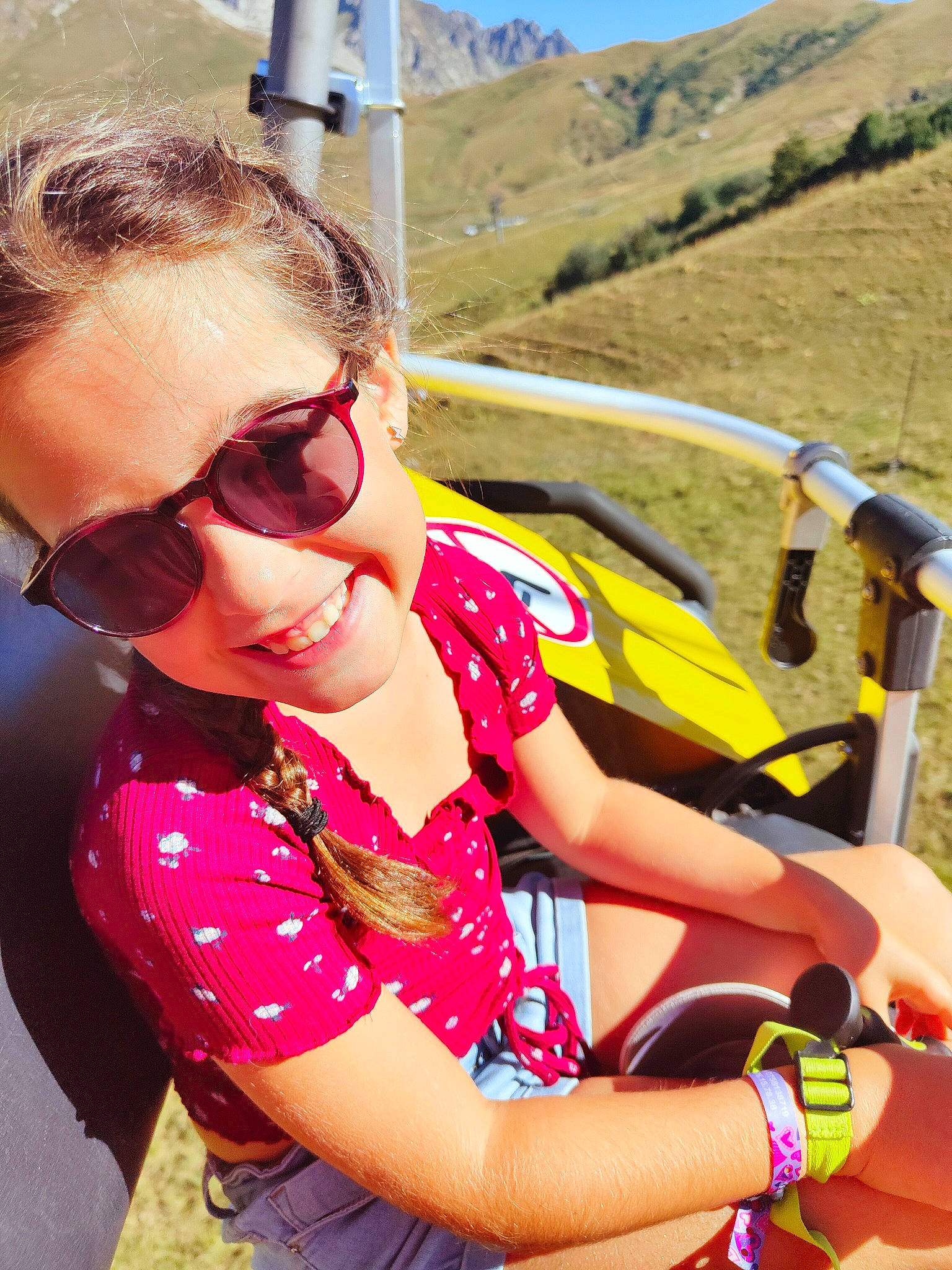 Clara participe au concours pour gagner de l'argent avec cette photo : adventure, cool, eyewear, fashion_accessory, fun, goggles, grass, happy, joy, landscape, leisure, magenta, mountain, person, personal_protective_equipment, recreation, sky, summer, sunglasses, tourism