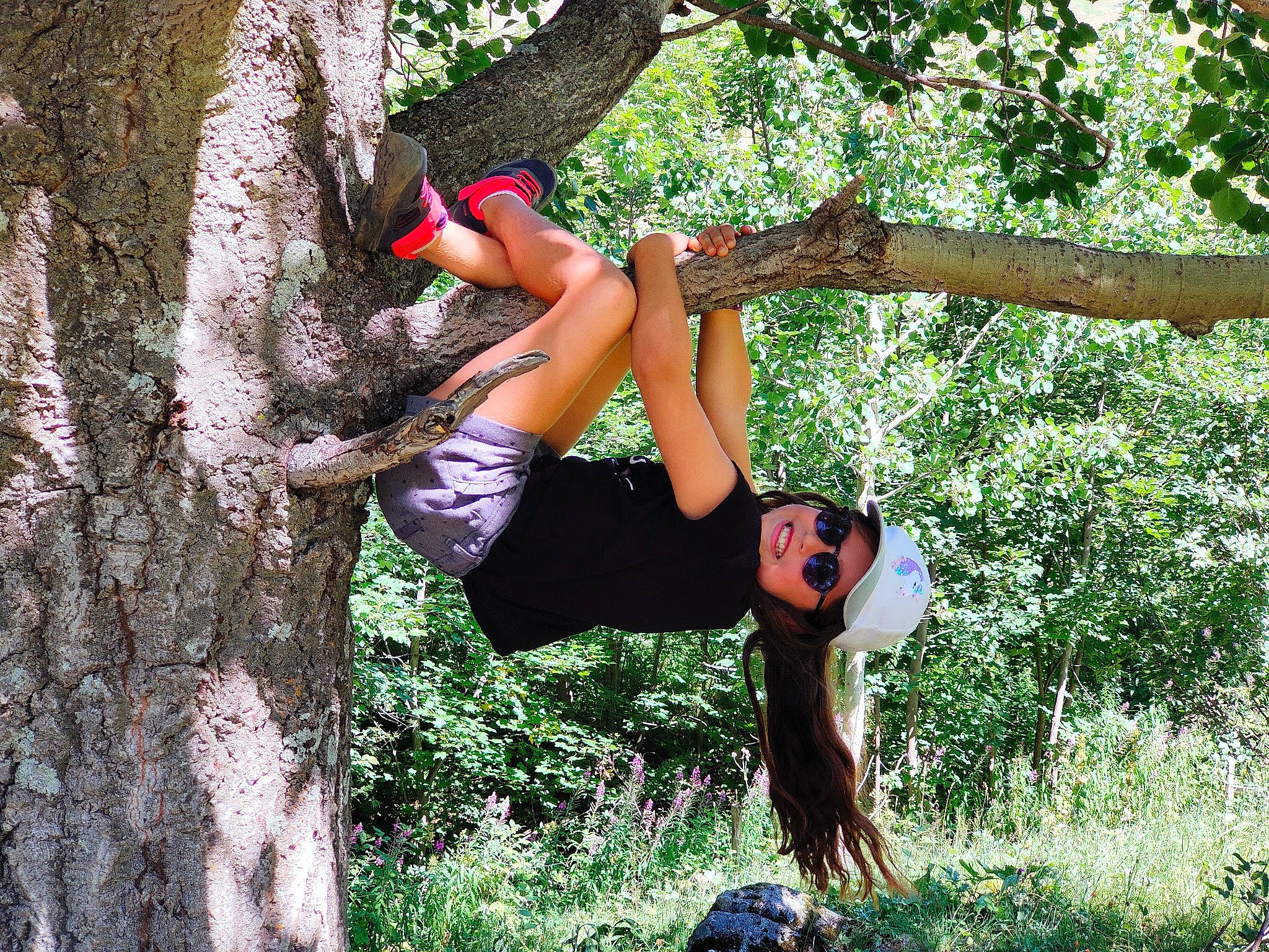 Clara a rejoint le concours — aidez-le/la à gagner de superbes lots ! balance, branch, elbow, fun, grass, green, happy, headwear, human_leg, joy, knee, leisure, people_in_nature, person, plant, recreation, shorts, thigh, tree, trunk