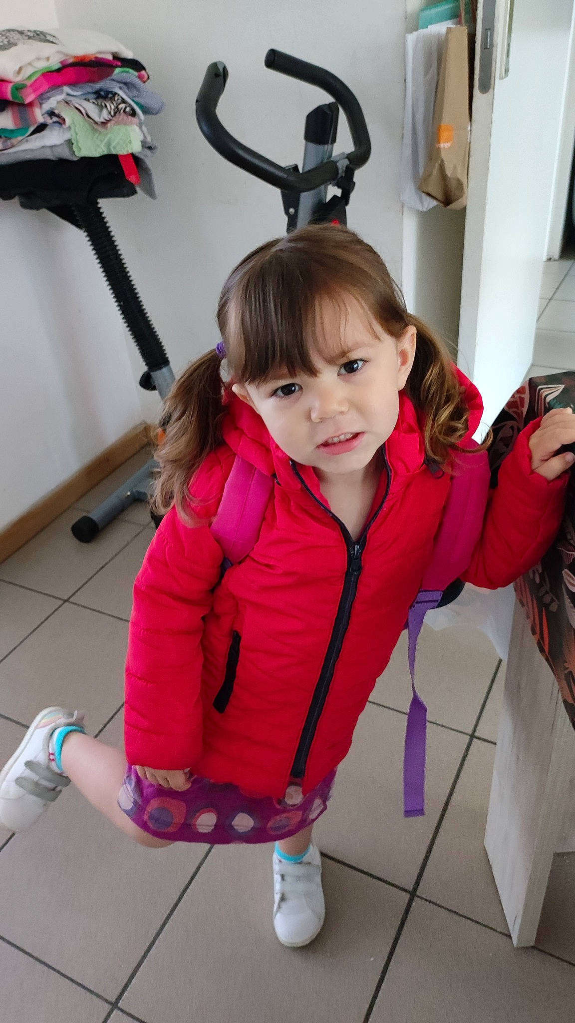 Luna a rejoint le concours — aidez-le/la à gagner de superbes lots ! baby, baby_toddler_clothing, child, costume, event, fashion_accessory, flooring, fun, happy, human_leg, leisure, magenta, person, pink, room, sitting, sleeve, sock, standing, toddler