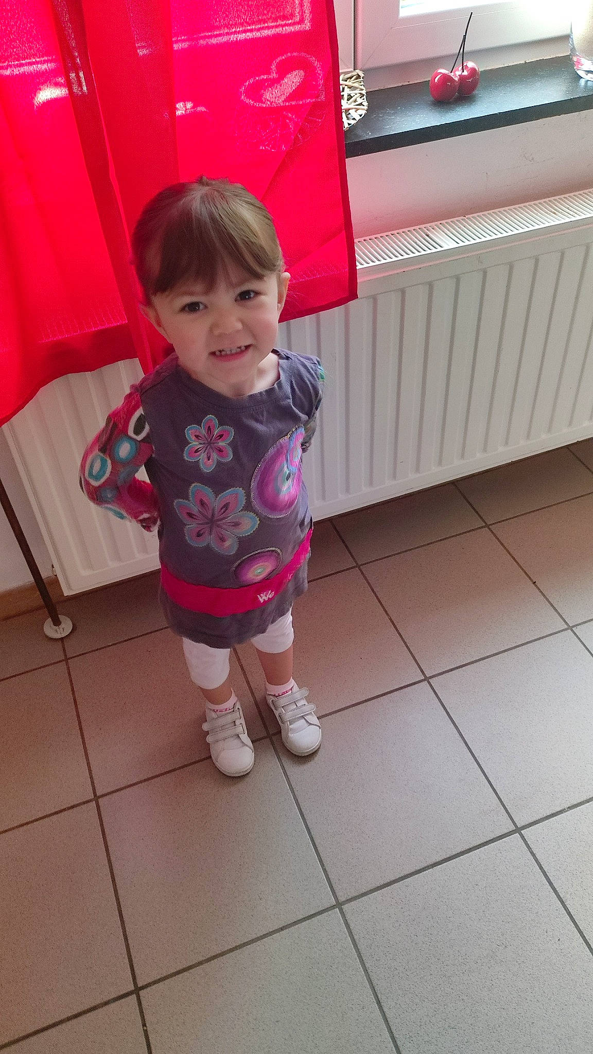 Luna participe au concours pour gagner de l'argent avec cette photo : baby, baby_toddler_clothing, child, face, floor, flooring, fun, happy, joy, leg, magenta, pattern, person, pink, red, skin, sleeve, snapshot, sock, t_shirt