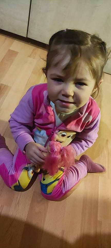 Luna a rejoint le concours — aidez-le/la à gagner de superbes lots ! baby, baby_toddler_clothing, cheek, child, finger, floor, flooring, fun, happy, head, iris, mouth, nose, outerwear, person, pink, purple, skin, sleeve, thumb