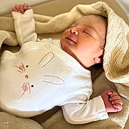 Alessio a rejoint le concours — aidez-le/la à gagner de superbes lots ! newborn, baby, sleeping, blanket, onesie, cute, face, infant, peaceful, soft, cozy, child, portrait, skin, hand, clothing, resting, indoors, warm, smile