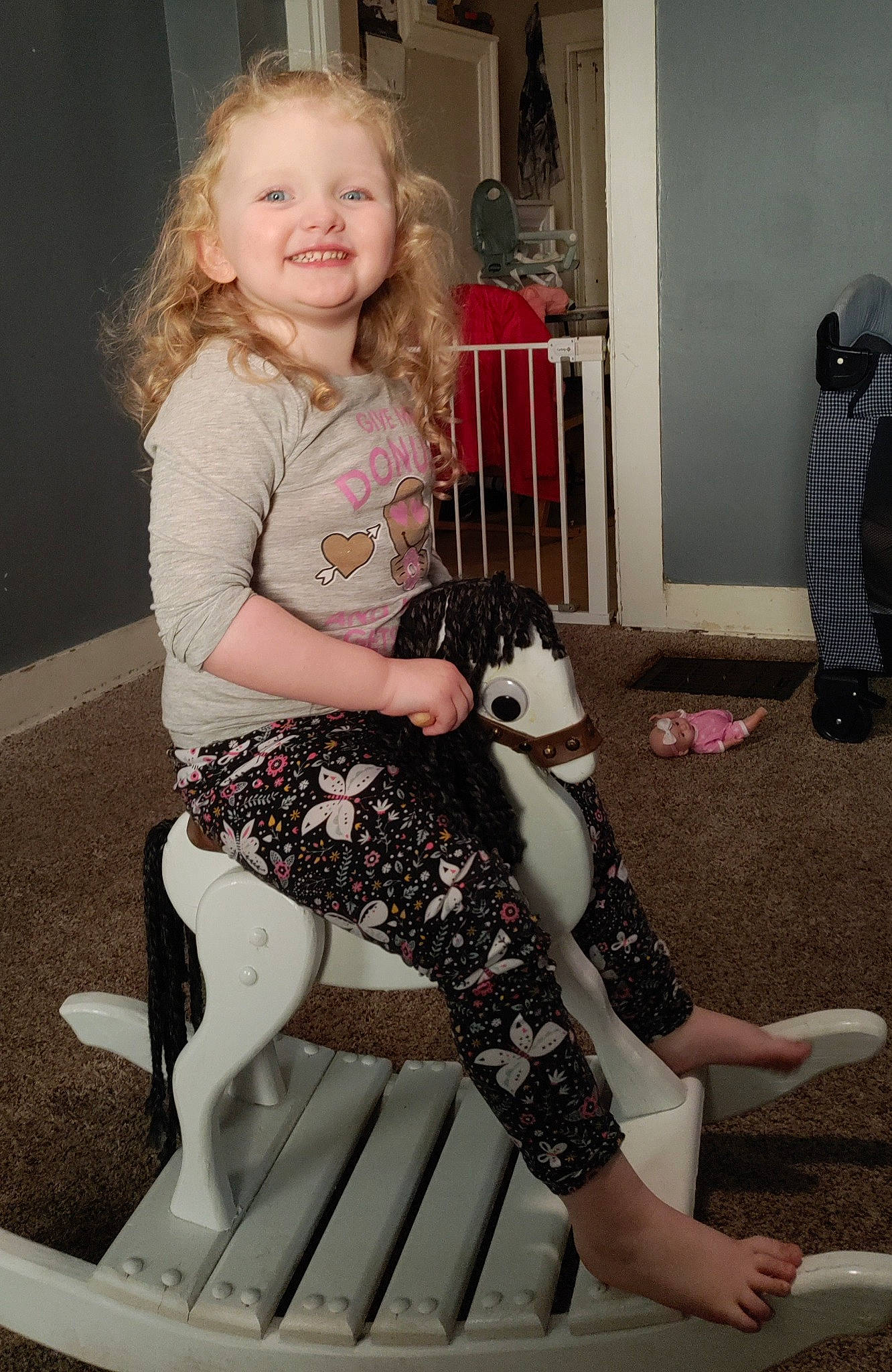 Dayona is registered to the contest to win money with this photo: arm, comfort, eye, fashion_design, fawn, fun, hairstyle, human_body, human_leg, joint, joy, knee, lap, leg, person, shoulder, smile, sock, standing, thigh