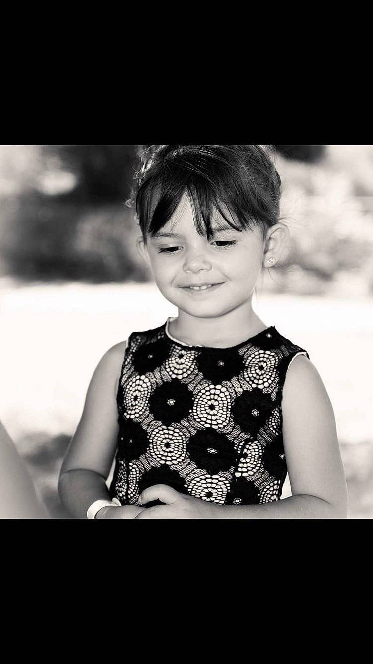 Kenza participe au concours pour gagner de l'argent avec cette photo : beauty, black_and_white, child, child_model, dress, face, hair, hairstyle, joy, monochrome, monochrome_photography, person, photo_shoot, photograph, photography, portrait, portrait_photography, retro_style, smile, snapshot