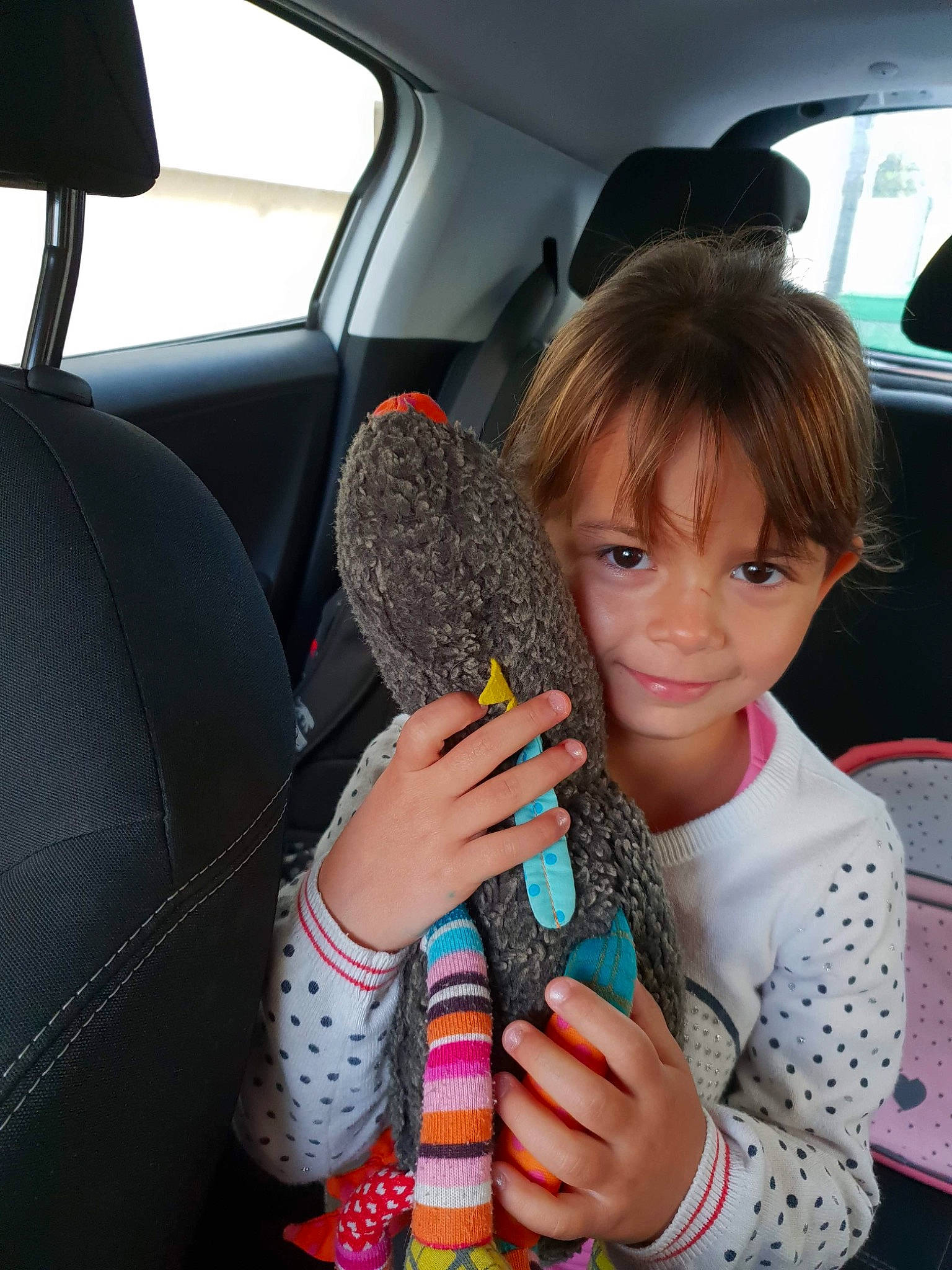 Kenza participe au concours pour gagner de l'argent avec cette photo : auto_part, car, car_seat, car_seat_cover, child, driving, finger, joy, nail, person, steering_wheel, toddler, vehicle