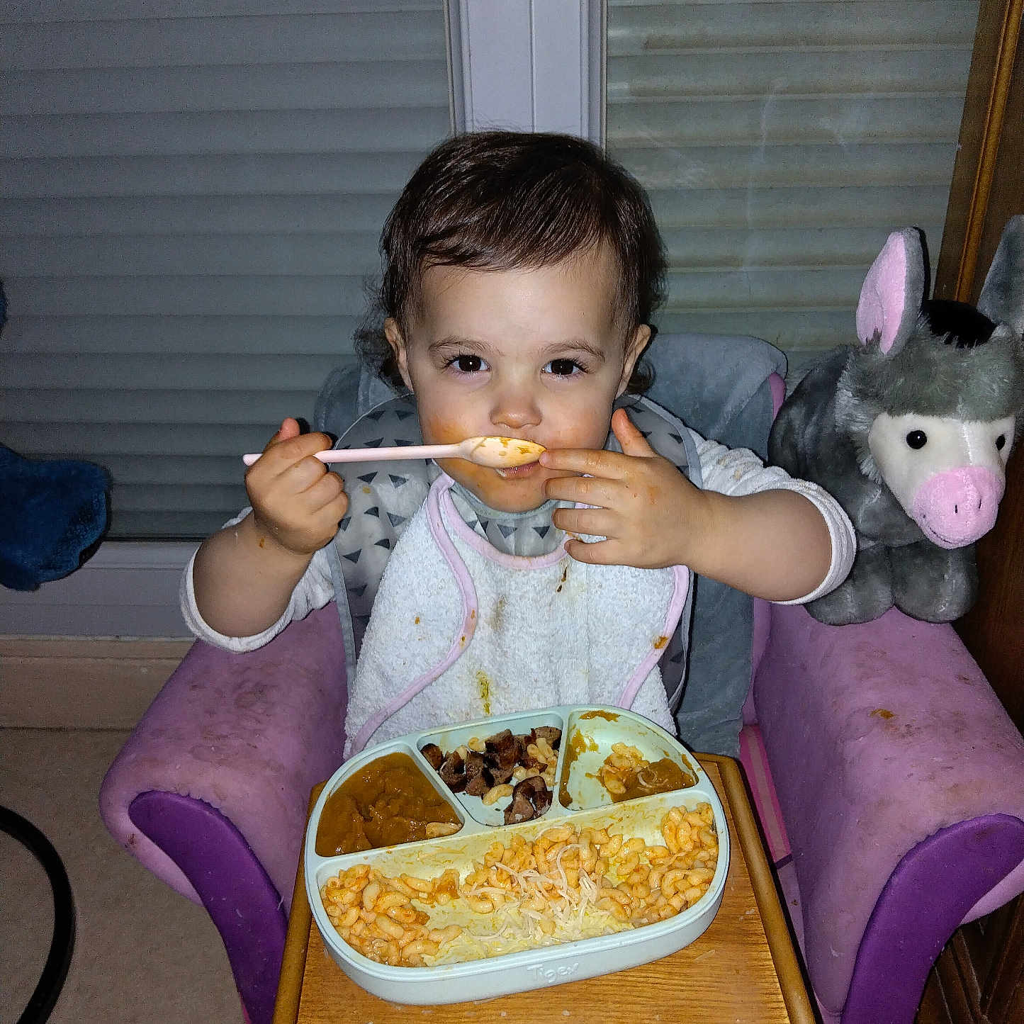 Leïla a rejoint le concours — aidez-le/la à gagner de superbes lots ! baby, bread, couch, cutlery, diningtable, dish, eating, face, food, fork, furniture, head, indoors, lunch, meal, person, restaurant, spoon, table, toy