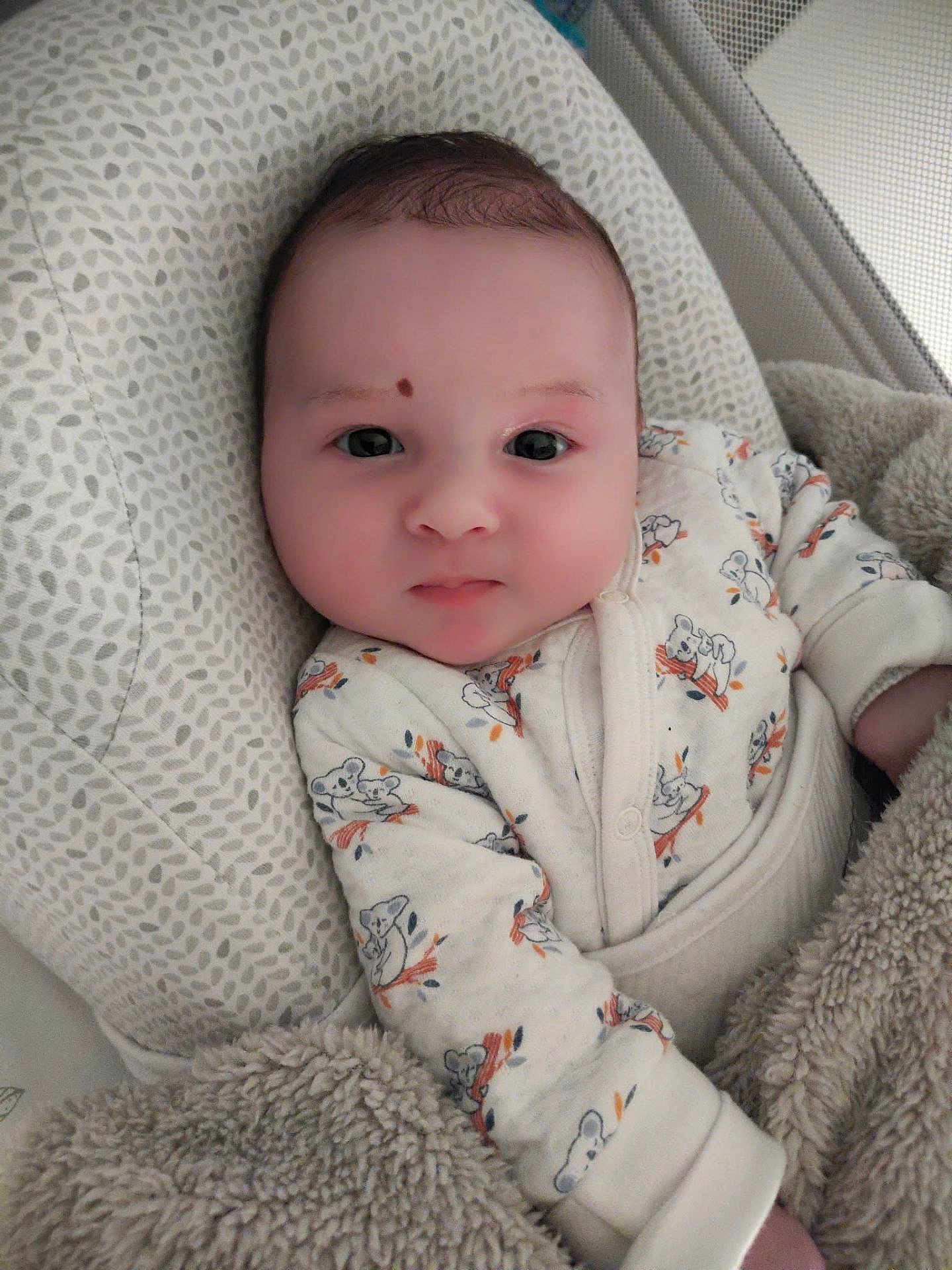 Julian a rejoint le concours — aidez-le/la à gagner de superbes lots ! baby, infant, face, eyes, onesie, koala_pattern, blanket, cushion, soft_texture, indoor, child, cute, cozy, sleeping_bed, portrait, newborn, clothing, person, head, skin