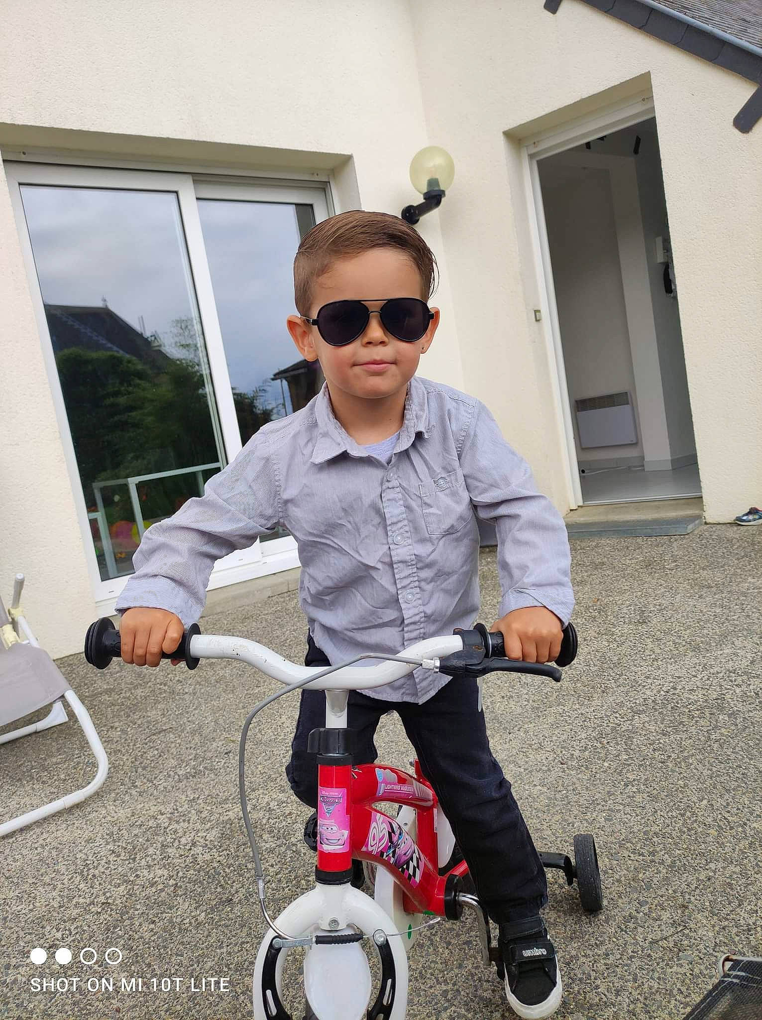 Kylian a rejoint le concours — aidez-le/la à gagner de superbes lots ! asphalt, automotive_tire, bicycle, bicycle_frame, bicycle_handlebar, bicycle_tire, bicycle_wheel, bicycles_equipment_and_supplies, cool, eyewear, glasses, goggles, person, recreation, rolling, shoe, street_fashion, sunglasses, tire, vision_care