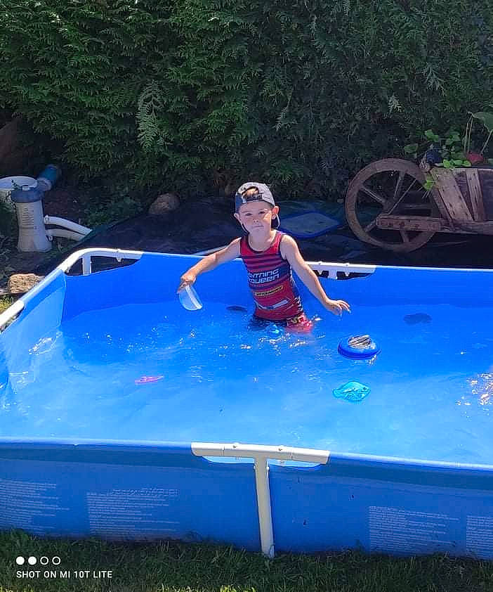 Kylian participe au concours pour gagner de l'argent avec cette photo : barefoot, bathing, chute, electric_blue, event, fun, games, grass, headwear, indoor_games_and_sports, inflatable, leisure, leisure_centre, person, plant, play, recreation, smile, swimming_pool, tire