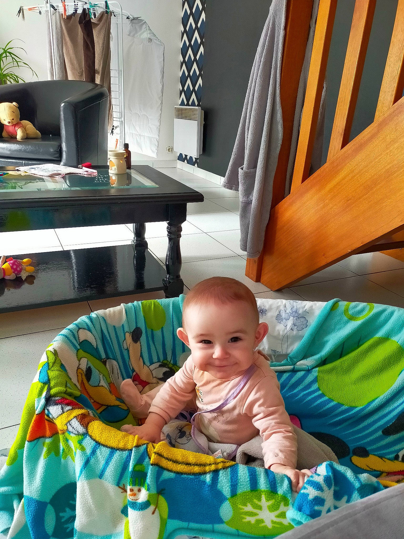 Aurora participe au concours pour gagner de l'argent avec cette photo : baby, baby_toddler_clothing, chair, child, comfort, desk, flooring, green, happy, hardwood, house, joy, leisure, person, product, room, table, tableware, textile, toddler