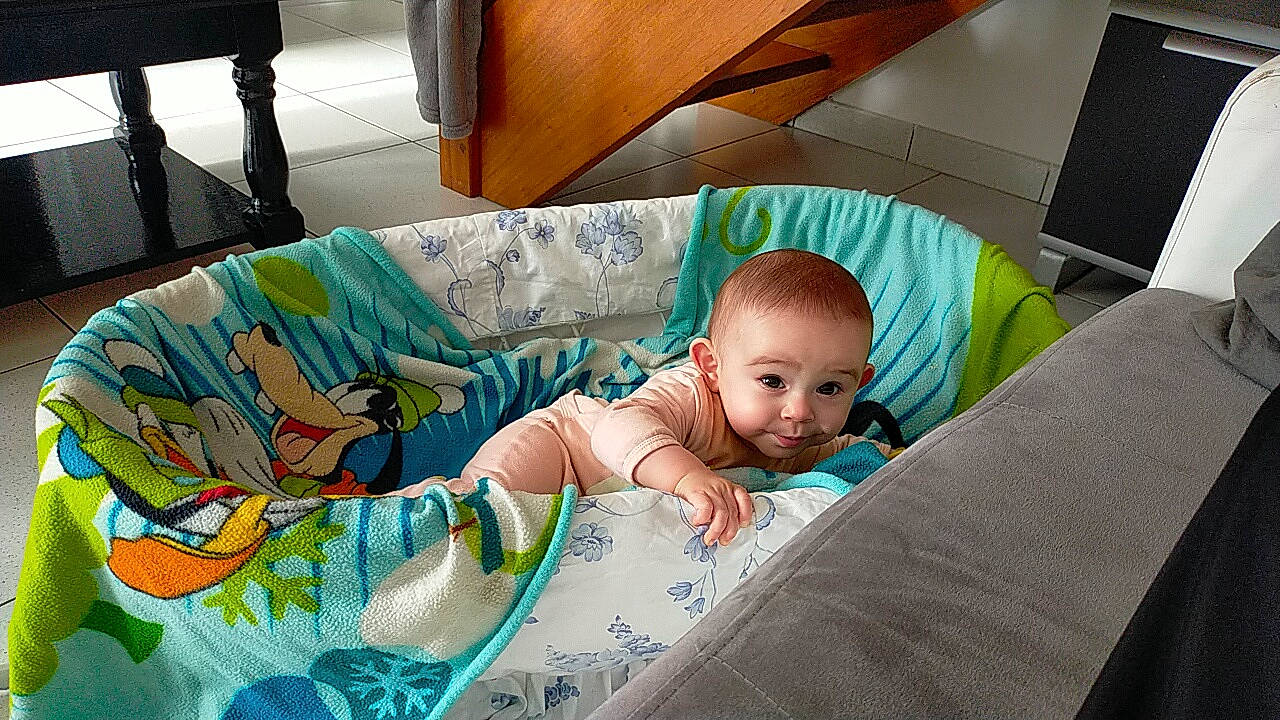 Aurora participe au concours pour gagner de l'argent avec cette photo : baby, baby_products, baby_safety, baby_toddler_clothing, bedding, child, comfort, couch, event, flooring, fun, grass, happy, joy, leisure, linens, person, room, sitting, t_shirt