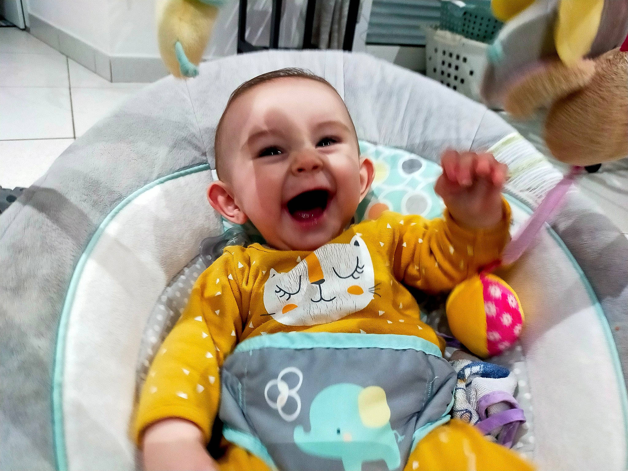 Aurora a rejoint le concours — aidez-le/la à gagner de superbes lots ! baby, baby_laughing, baby_products, baby_toddler_clothing, baby_toys, cheek, child, event, fun, happy, head, laugh, leisure, person, product, room, sitting, smile, sweetness, toddler