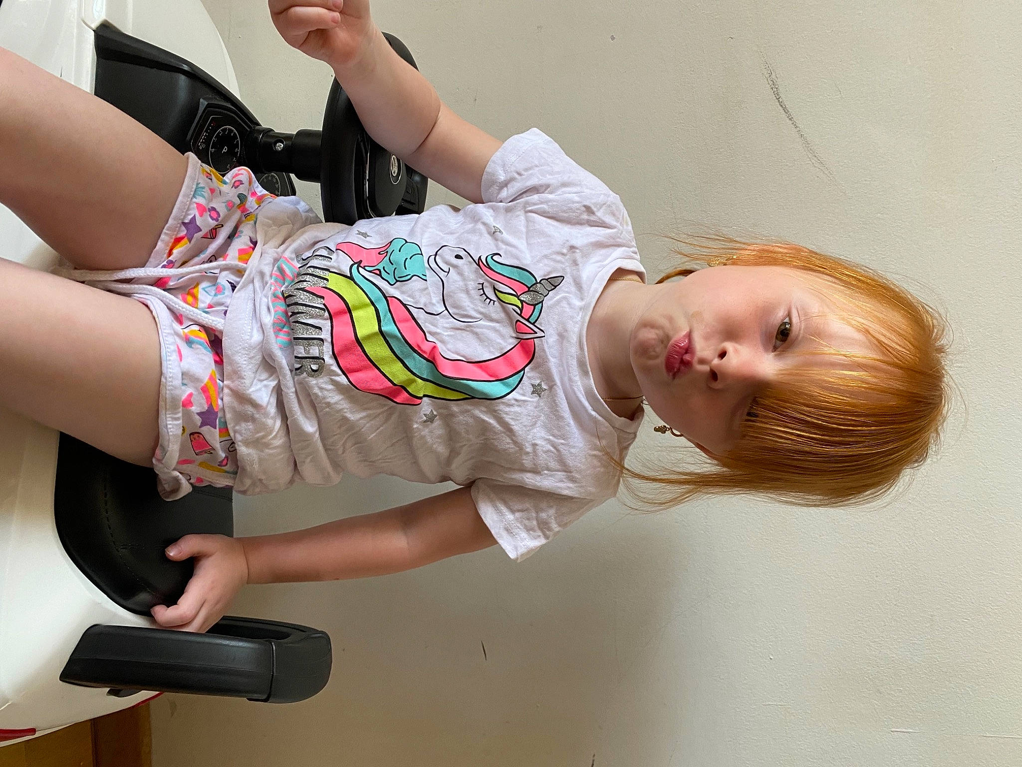 Lilyana a rejoint le concours — aidez-le/la à gagner de superbes lots ! abdomen, arm, elbow, finger, fun, hand, happy, human_body, human_leg, joint, knee, leg, muscle, person, shoulder, t_shirt, thigh, toddler, trunk, waist