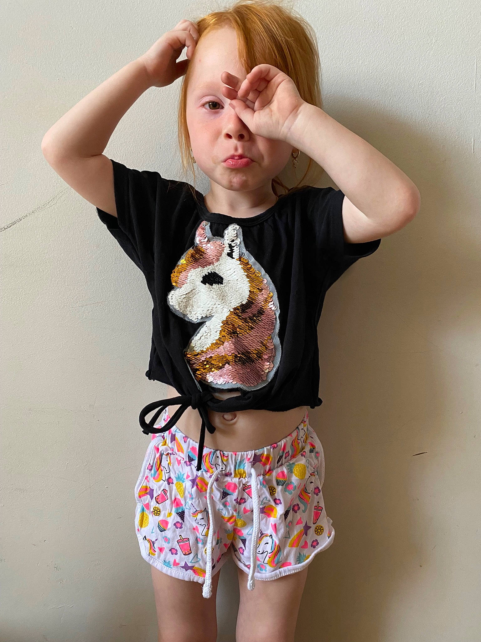 Lilyana participe au concours pour gagner de l'argent avec cette photo : elbow, eye, face, gesture, hair, head, human_body, joint, leg, neck, organ, outerwear, person, photograph, shoulder, skin, sleeve, stomach, t_shirt, thigh