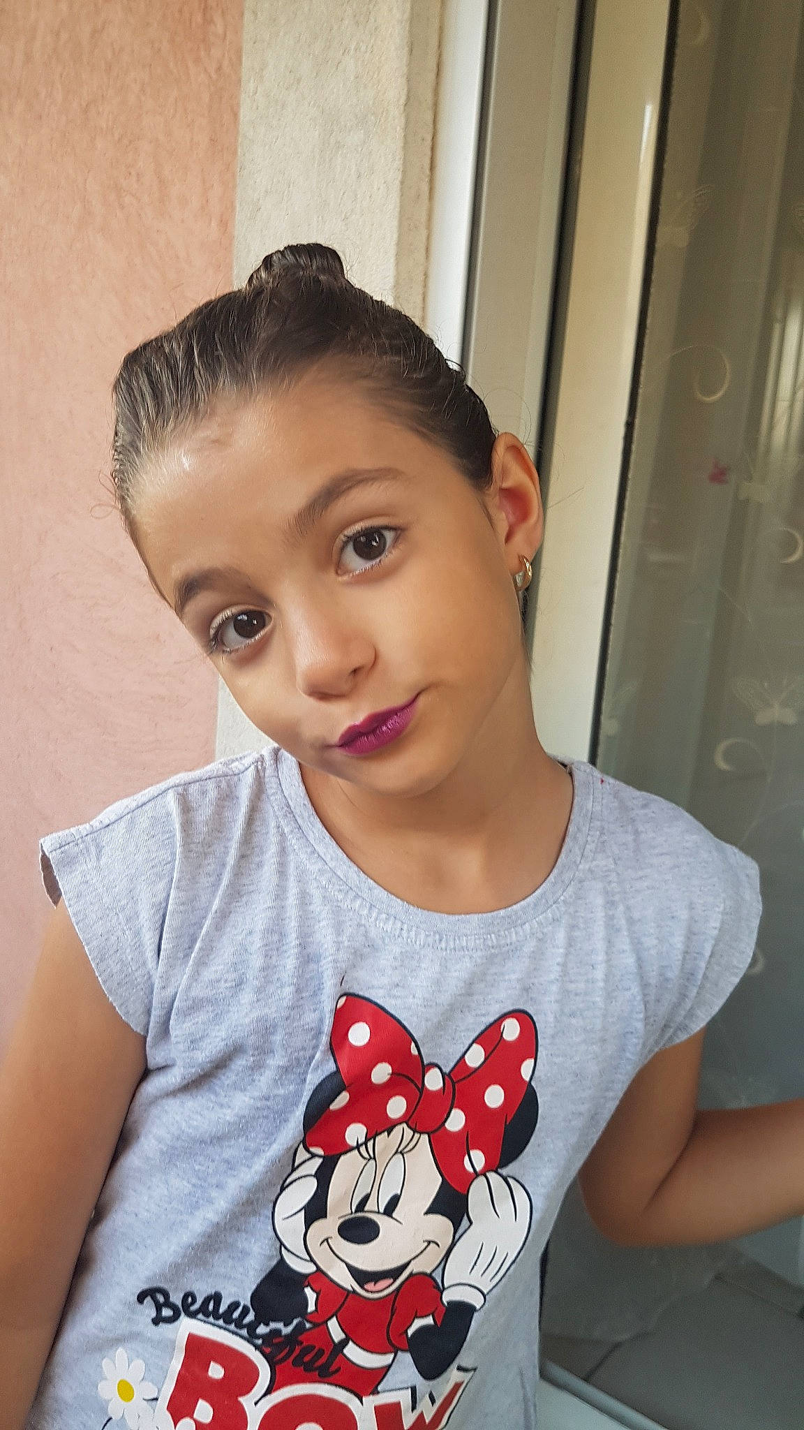 Yara participe au concours pour gagner de l'argent avec cette photo : cheek, child, chin, cool, eye, eyebrow, face, forehead, hair, hairstyle, head, joint, lip, neck, nose, person, shoulder, skin, smile, t_shirt