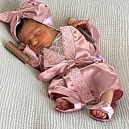 Inaya a rejoint le concours — aidez-le/la à gagner de superbes lots ! baby, blanket, closeup, cute, fashion, foot, hand, headwrap, indoor, infant, lipstick, makeup_brush, newborn, peaceful, pink, portrait, resting, robe, sleeping, soft_texture