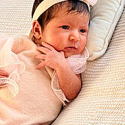 Inaya a rejoint le concours — aidez-le/la à gagner de superbes lots ! baby, infant, newborn, headband, pink_clothing, cushion, texture, soft_light, portrait, hand, foot, face, skin, resting, indoors, cute, peaceful, child, sleepwear, cozy