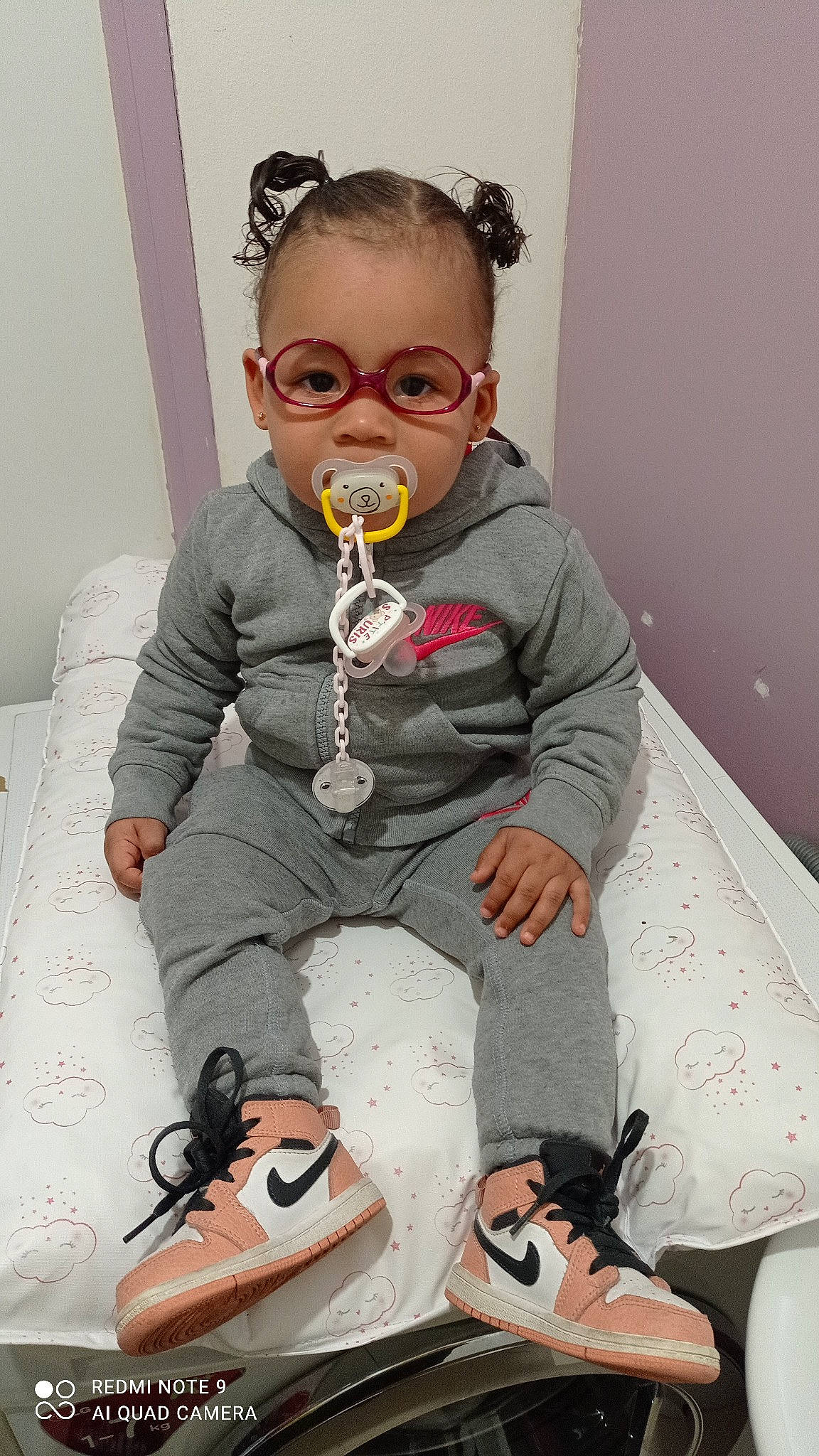 Iris a rejoint le concours — aidez-le/la à gagner de superbes lots ! baby_toddler_clothing, cheek, child, comfort, cool, dress, eye, eyewear, goggles, hair, hairstyle, happy, leg, person, photograph, pink, product, sleeve, toddler, vision_care