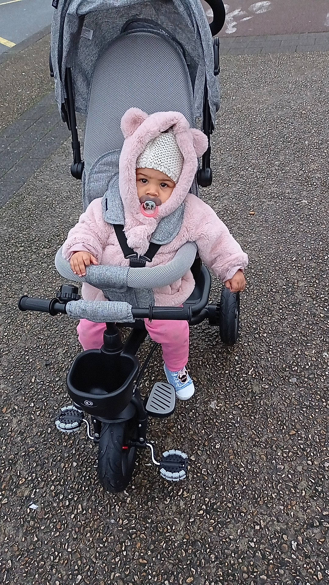 Iris participe au concours pour gagner de l'argent avec cette photo : asphalt, baby, baby_carriage, boot, carmine, child, comfort, fashion_accessory, grass, headwear, human_leg, knee, leisure, outerwear, person, personal_protective_equipment, recreation, road_surface, sidewalk, sitting