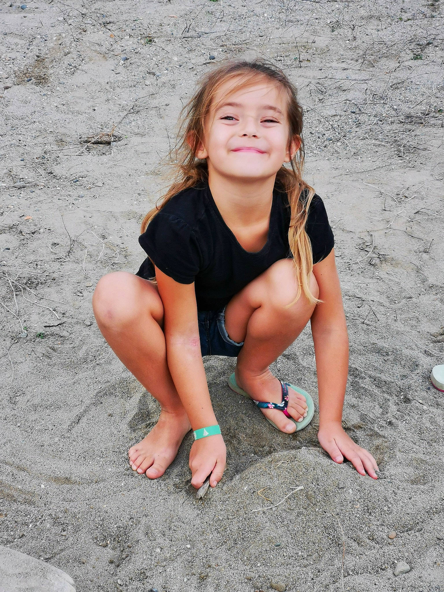 Méloé a rejoint le concours — aidez-le/la à gagner de superbes lots ! barefoot, flash_photography, foot, fun, grass, happy, human_body, human_leg, joy, knee, leg, leisure, long_hair, mouth, people_in_nature, person, sand, sitting, smile, t_shirt