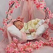 Anaë a rejoint le concours — aidez-le/la à gagner de superbes lots ! baby, sleeping, pink, flower, headband, cushion, soft, decor, portrait, newborn, cute, child, peaceful, fabric, blossom, delicate, resting, indoor, wrapped, adorable
